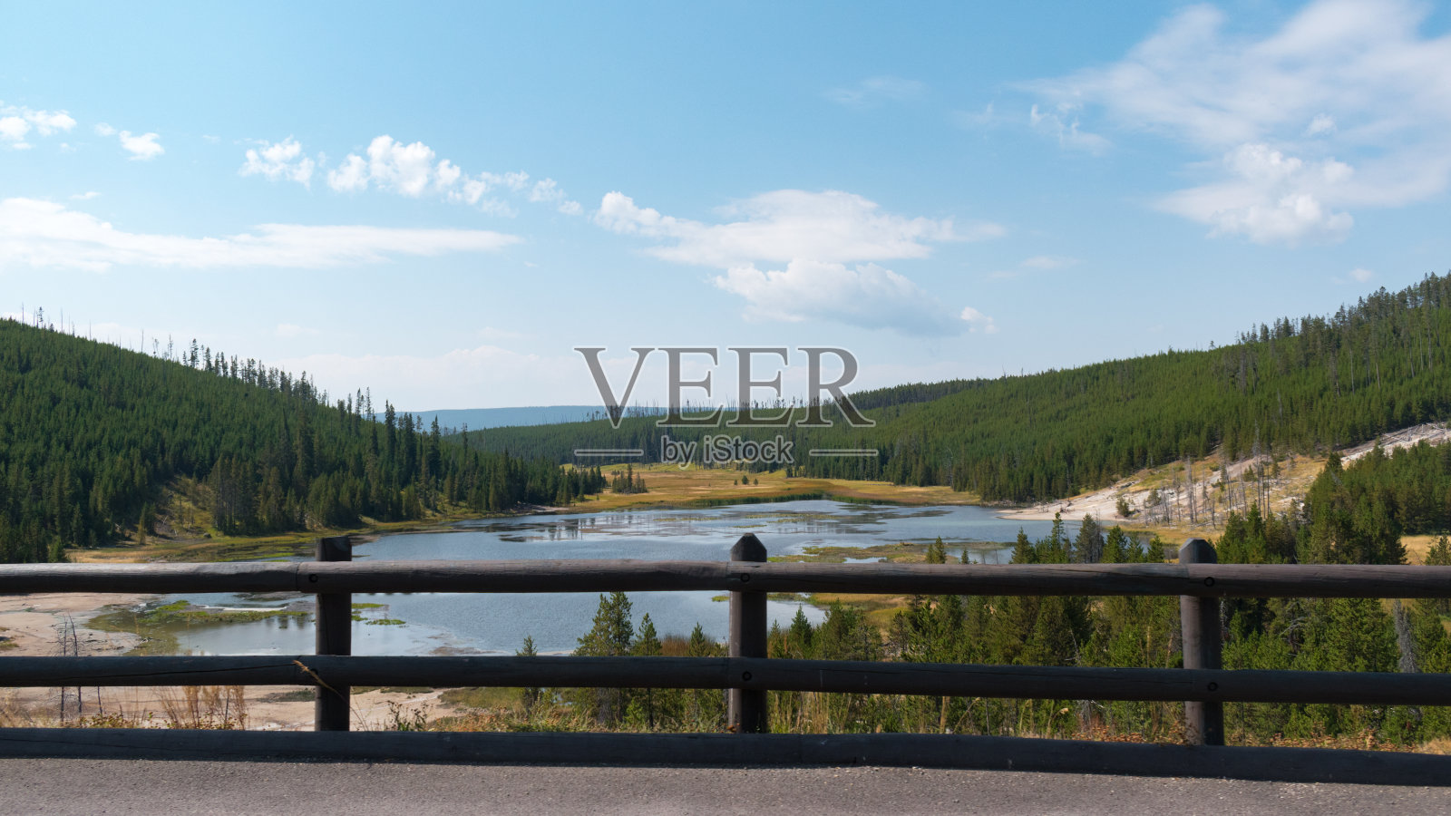 美国怀俄明州，从一座横跨河流的桥上俯瞰黄石国家公园。照片摄影图片