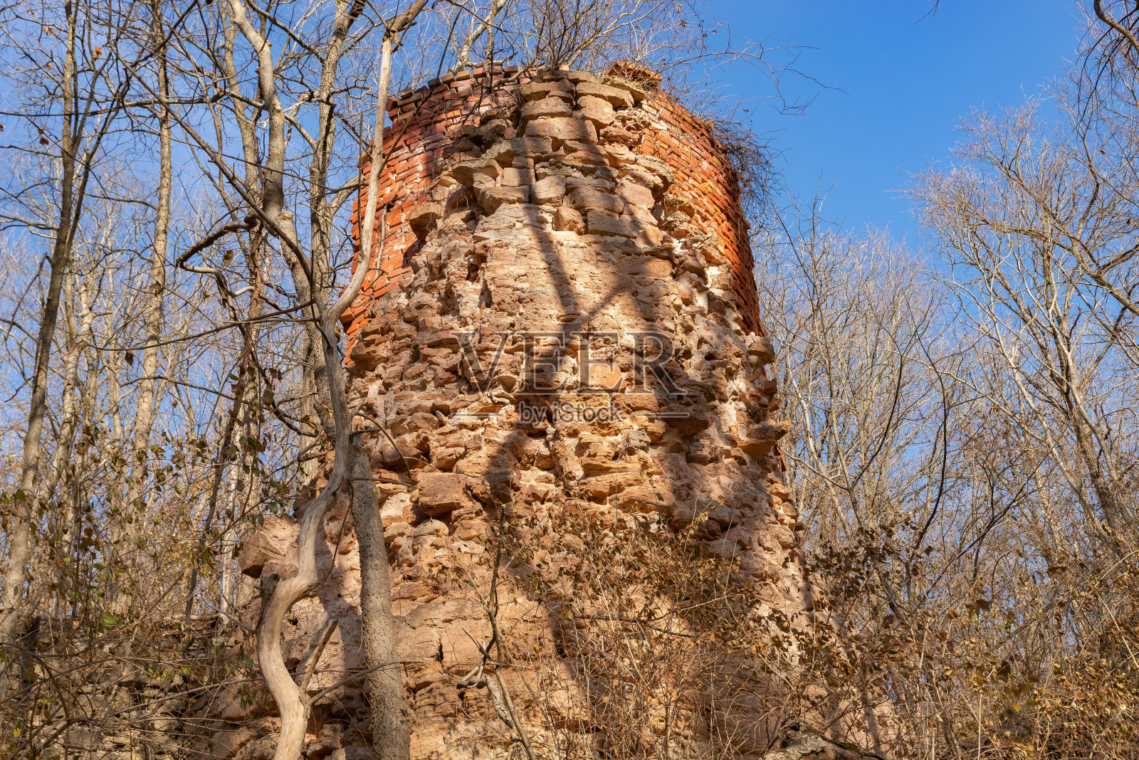 旧砖窑的废墟。照片摄影图片