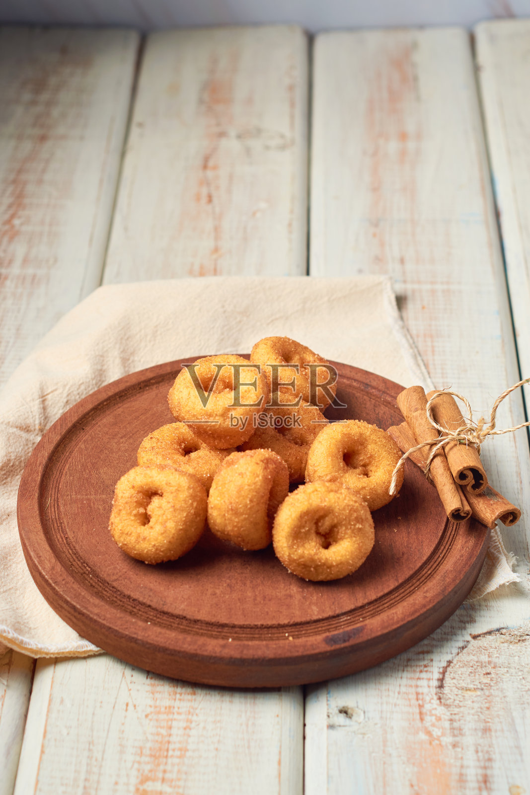 肉桂糖迷你甜甜圈放在木桌上照片摄影图片