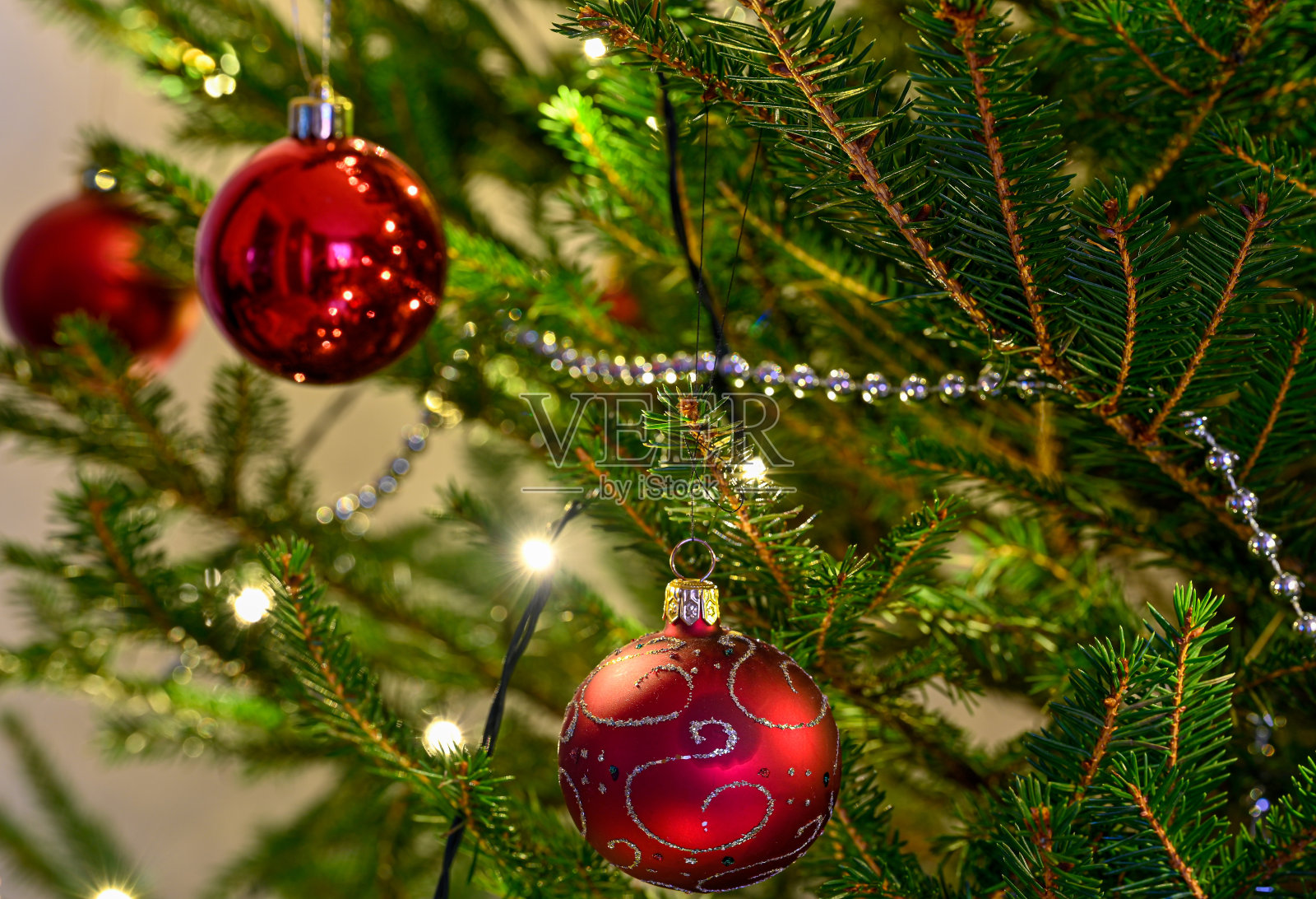 带有芦苇装饰物的圣诞树特写照片摄影图片