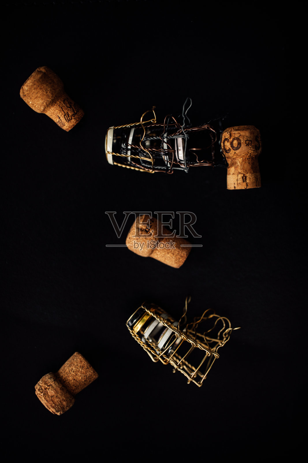 各式各样的香槟酒箱和软木塞的集合照片摄影图片