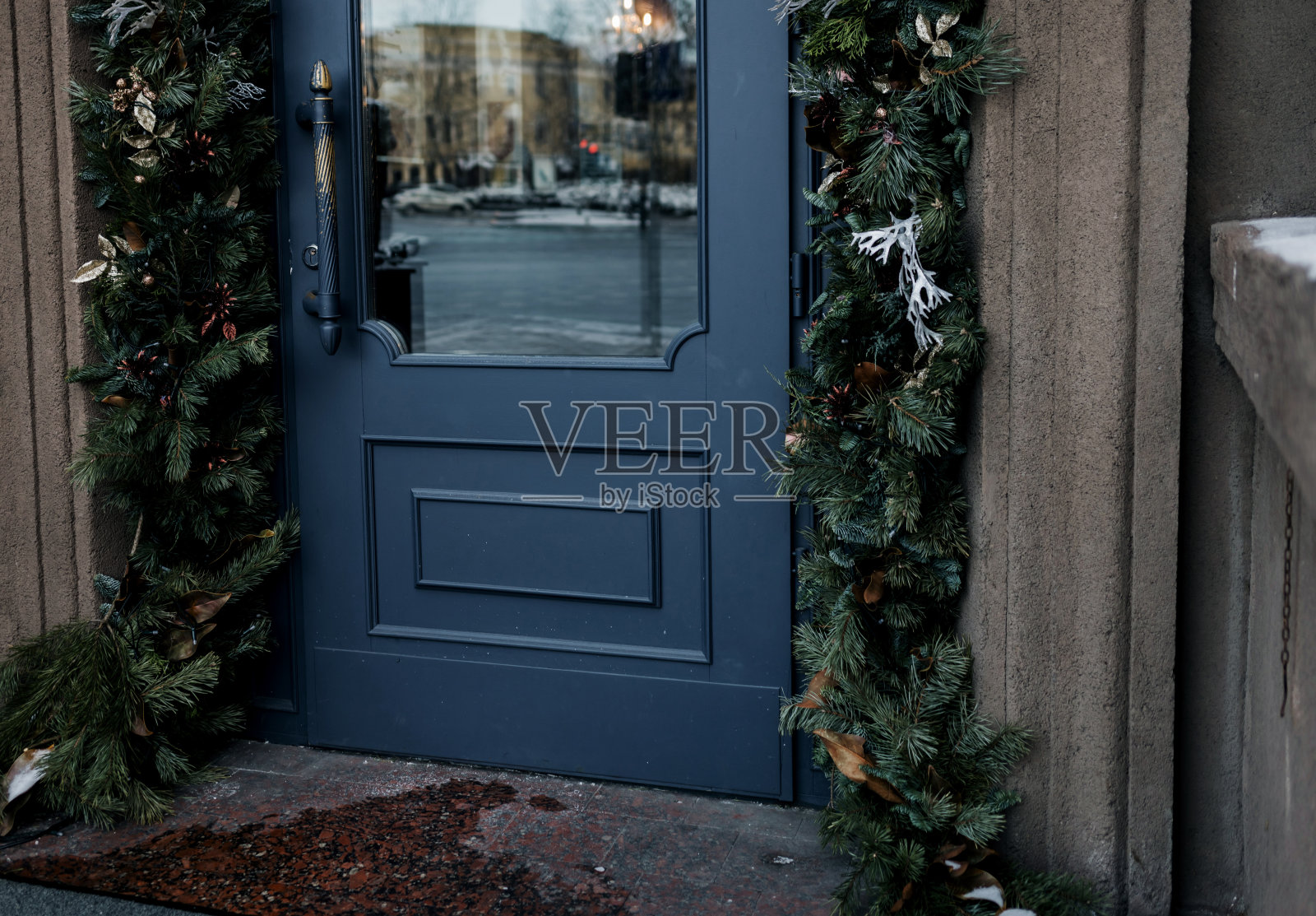 冬季假期的节日街道装饰照片摄影图片