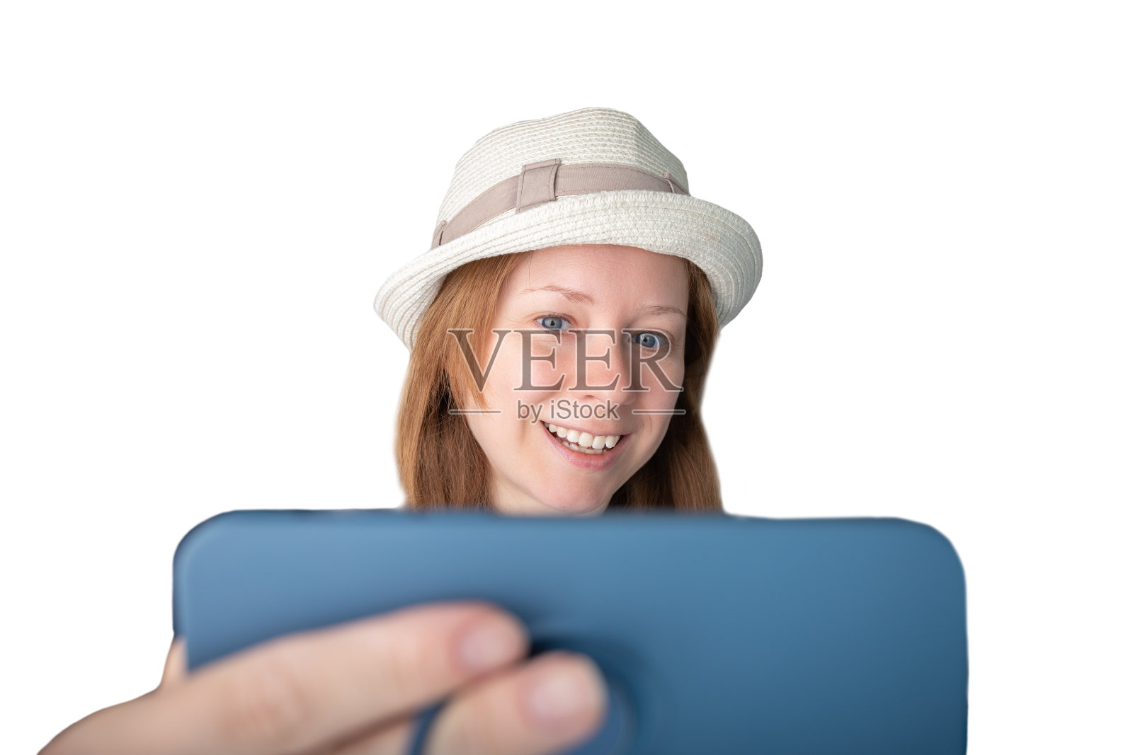 一名游客用智能手机自拍，一名女子用手机拍照，用相机为旅游博客、社交网络和媒体自拍，孤立在白色背景上照片摄影图片