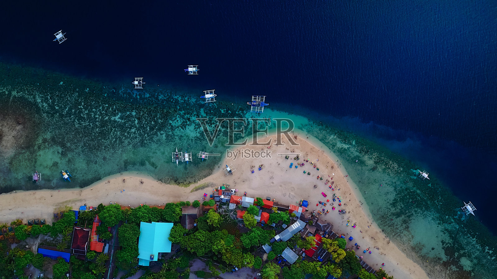 菲律宾宿务，奥斯洛布附近的苏米伦岛海滩，游客在美丽清澈的海水中游泳，鸟瞰图。-提高色彩处理。照片摄影图片