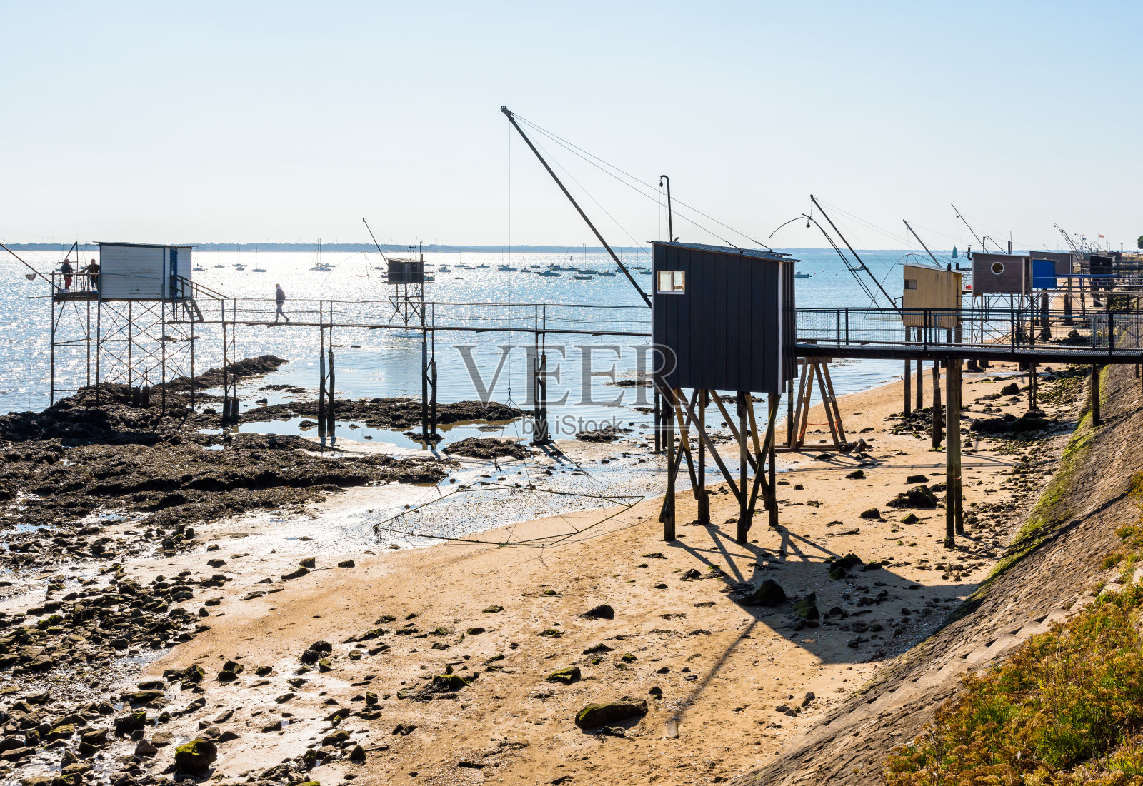 法国圣纳泽尔的传统捕鱼小屋。照片摄影图片