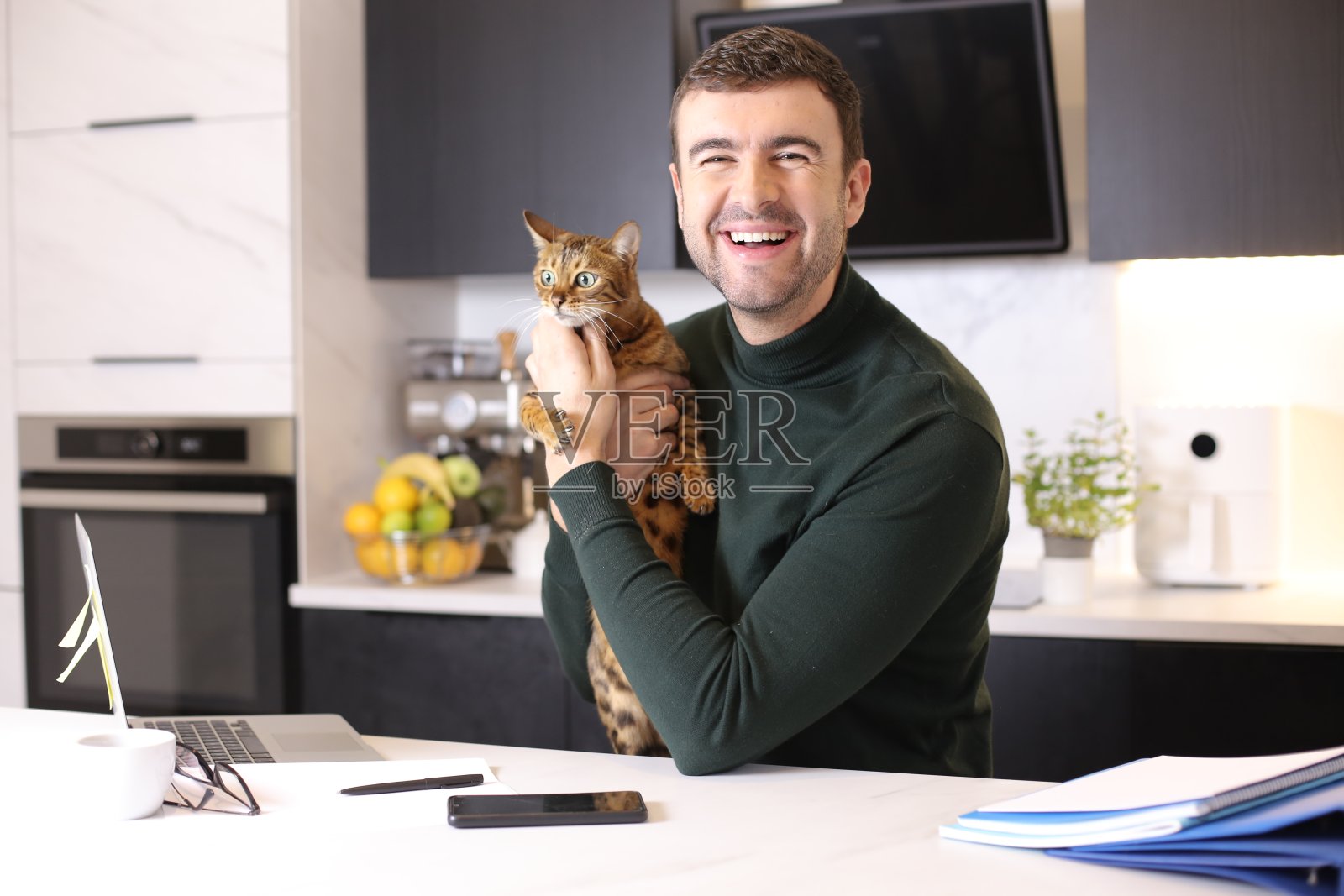 有魅力的男人和他的猫工作照片摄影图片