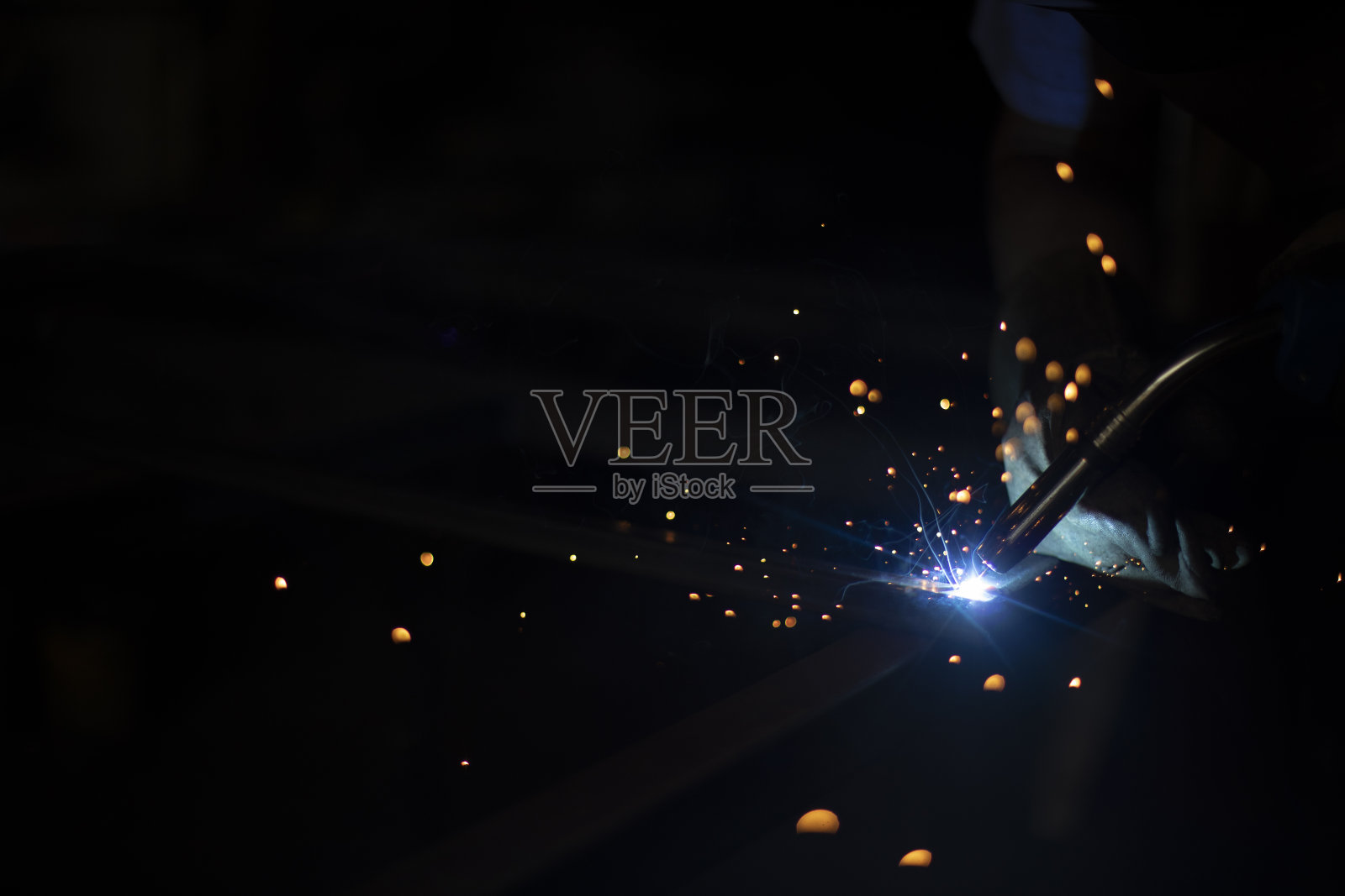 金属焊接。焊机的工作。高温钢。照片摄影图片