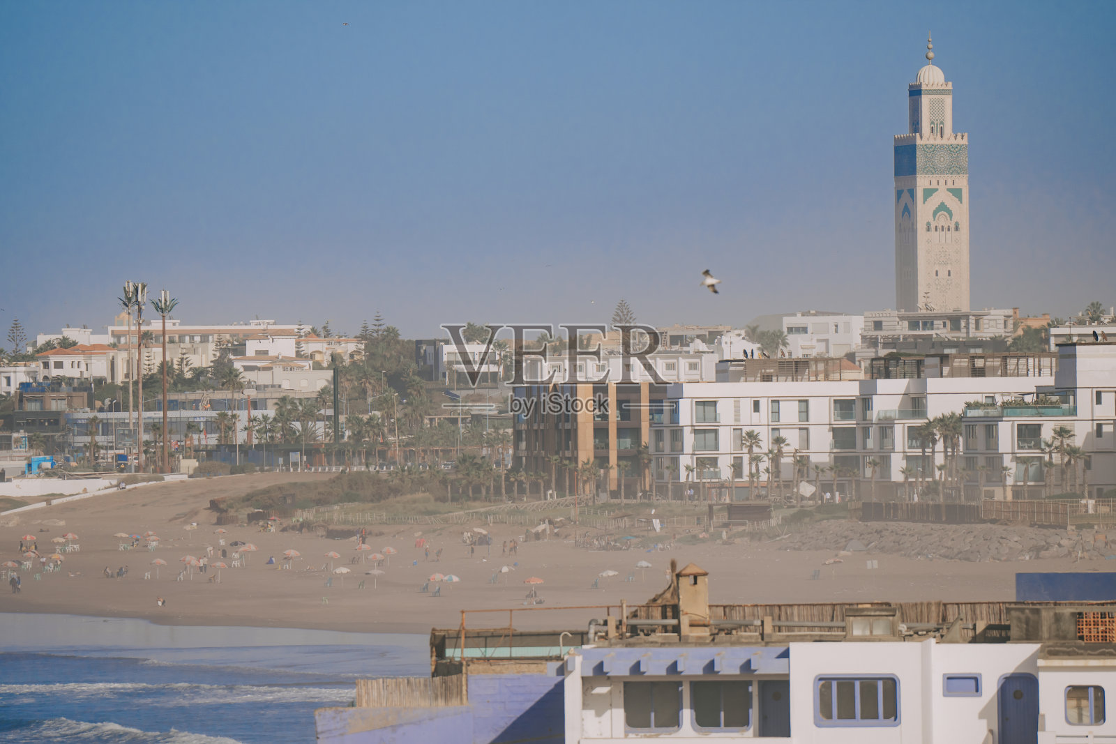 哈桑二世清真寺，摩洛哥卡萨布兰卡，在卡巴诺海滩的蓝天下照片摄影图片