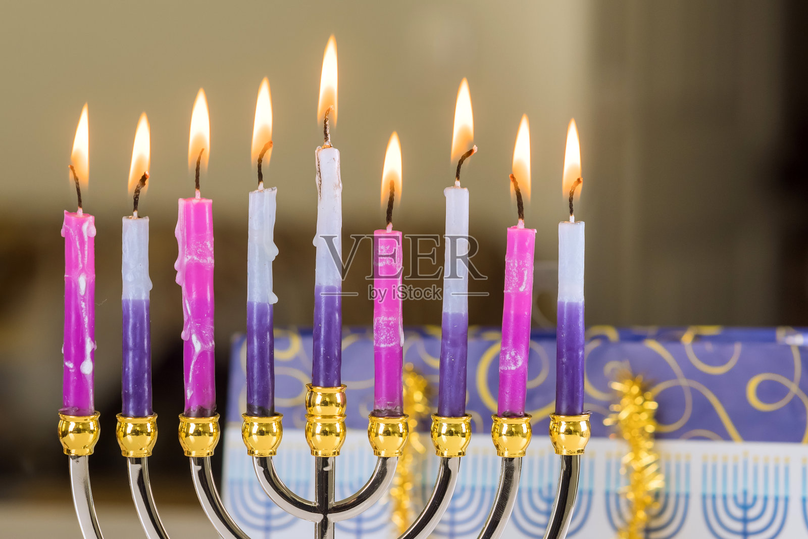 犹太传统的光明节庆祝家庭宗教节日符号点燃光明节烛台纪念光明节照片摄影图片