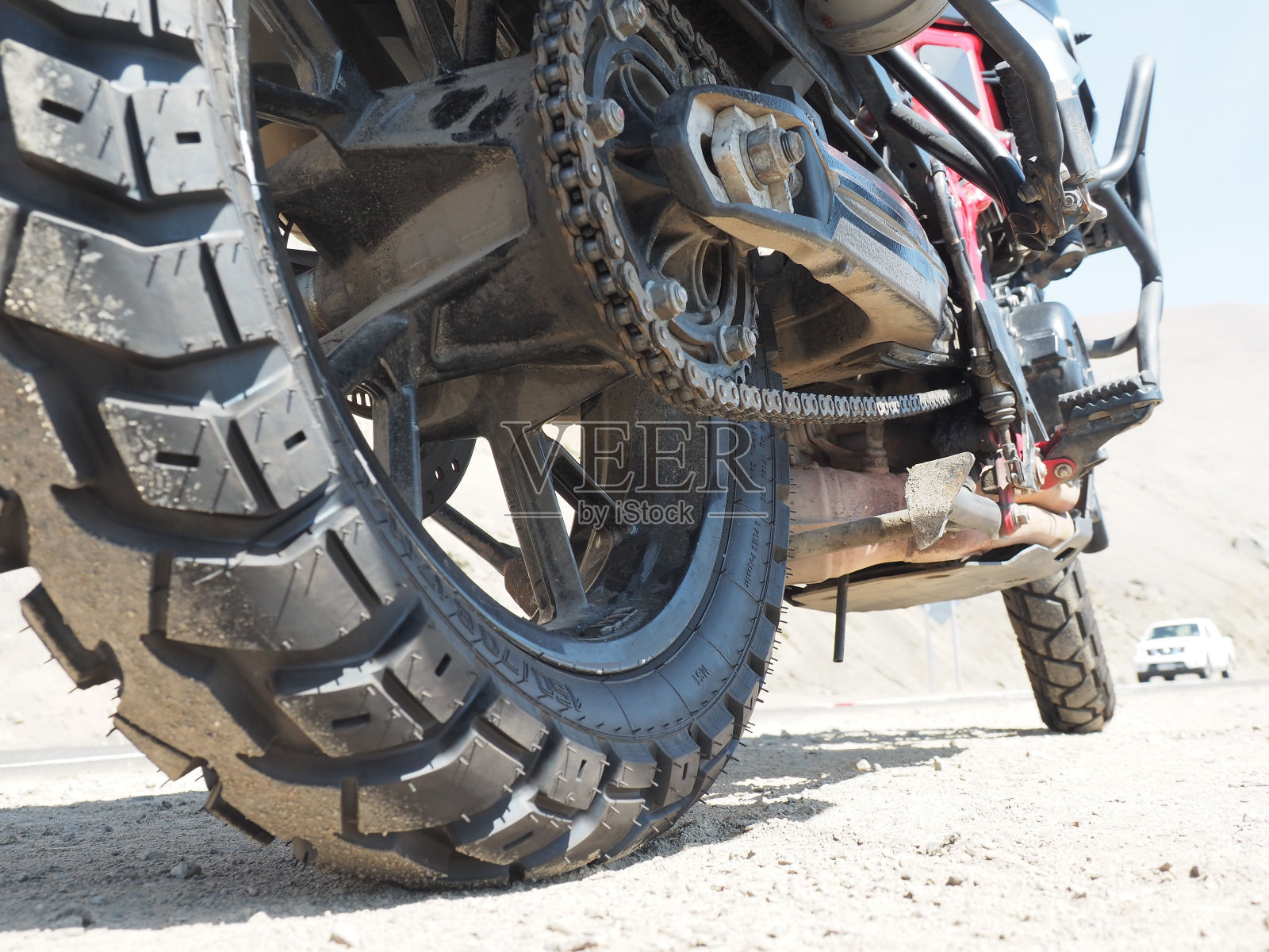 地面上的街道扰频器摩托车轮胎特写照片摄影图片