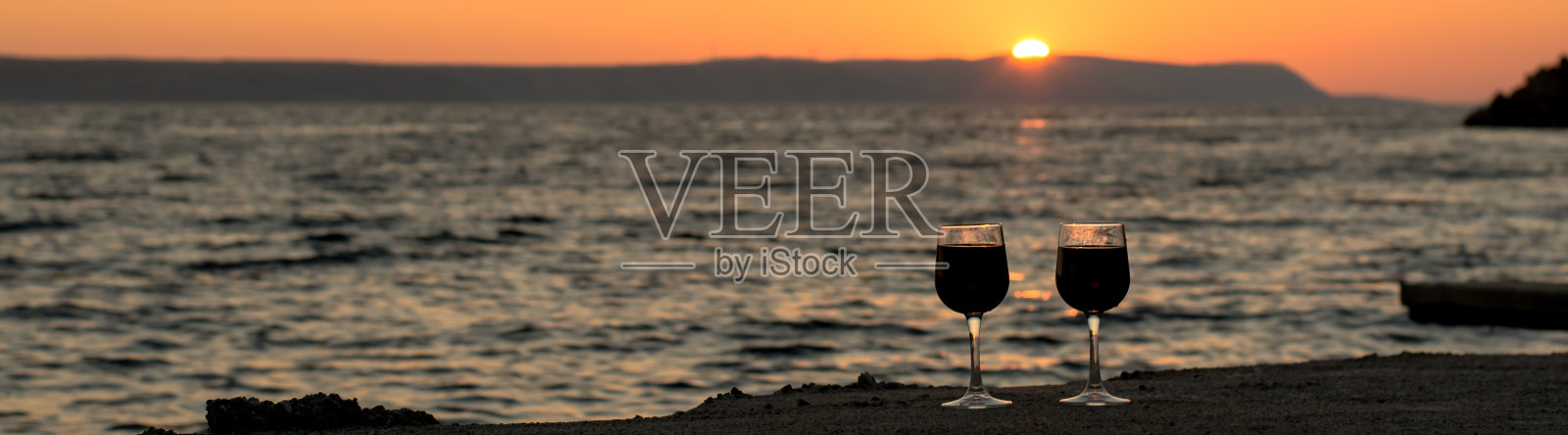 2个红酒杯在海平面上日落照片摄影图片