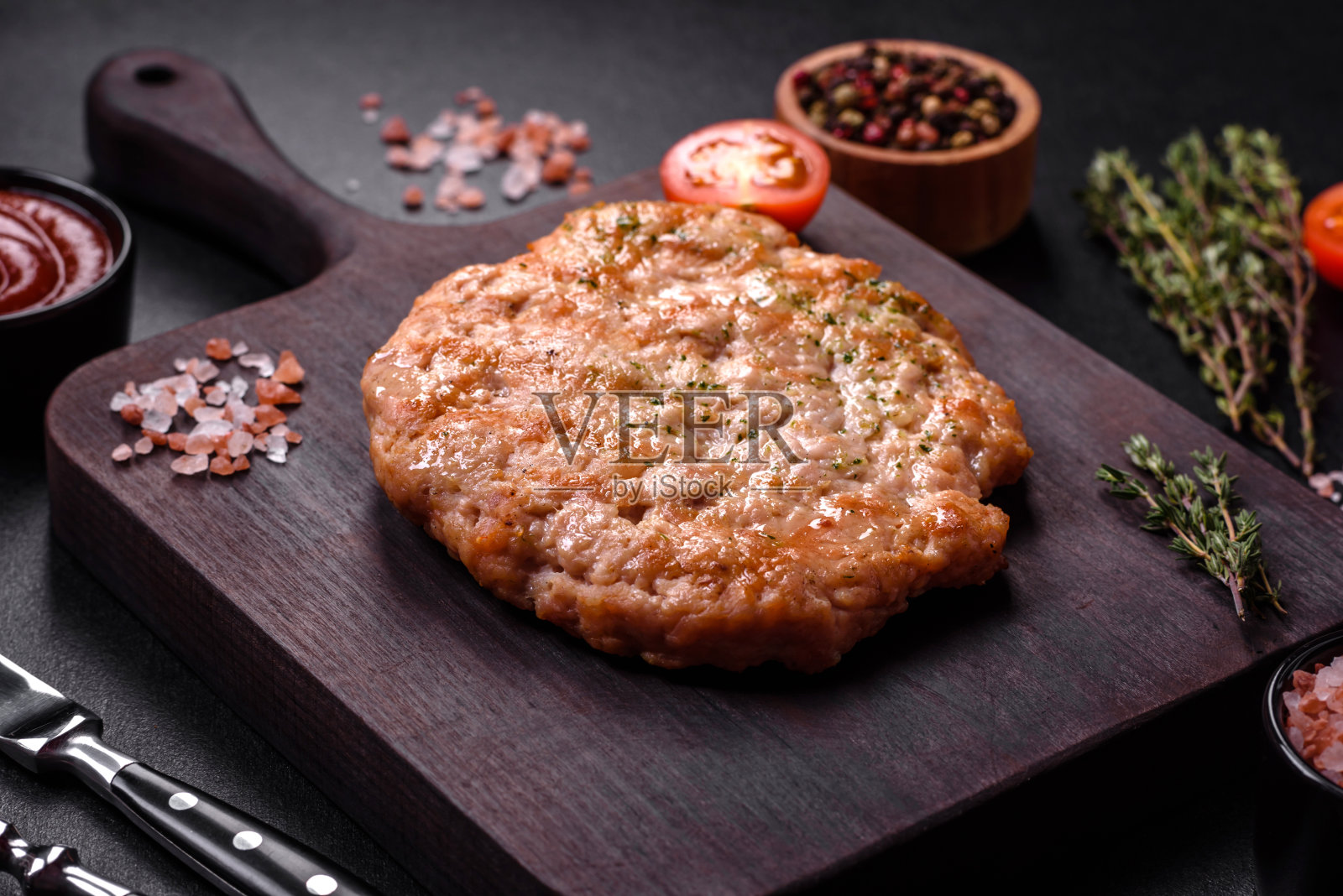 美味新鲜的烤火鸡肉牛排与香料和香草照片摄影图片