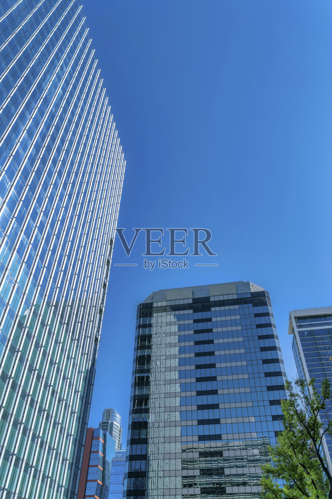 摩天大楼公寓的外部视图与万里无云的蓝天背景照片摄影图片