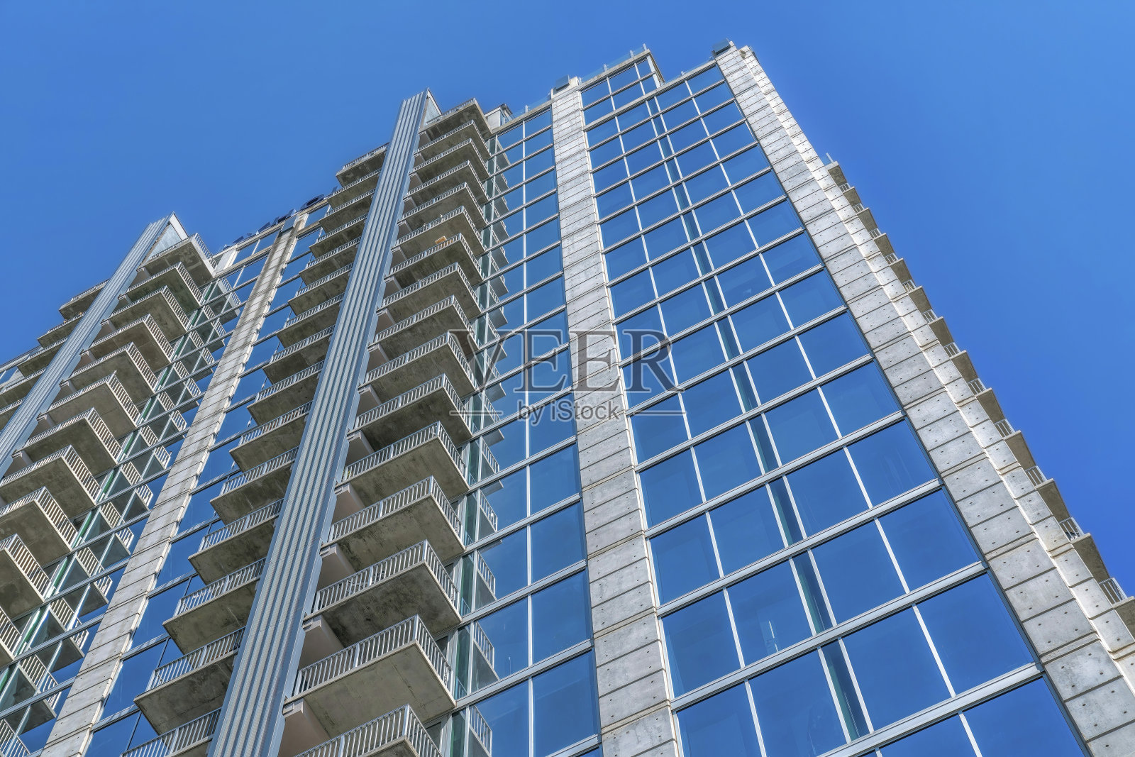 位于德克萨斯州奥斯汀市中心的公寓单元立面，以蓝天为背景照片摄影图片