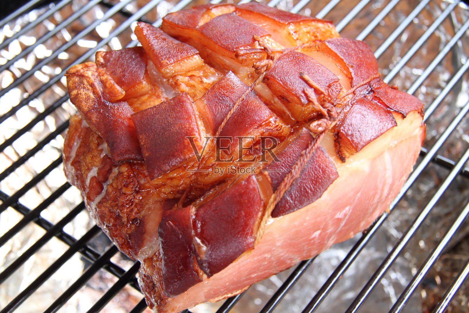 烤架上的布拉格火腿照片摄影图片