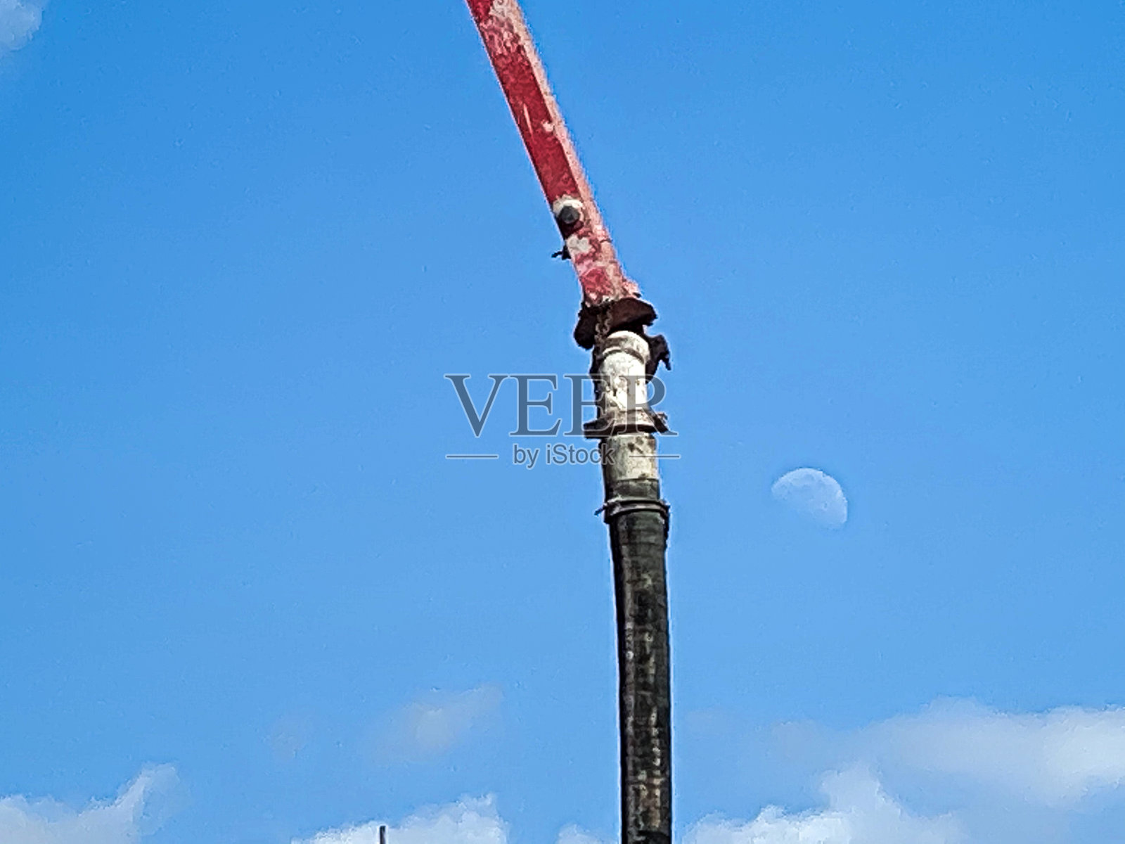 月亮挂在天上照片摄影图片