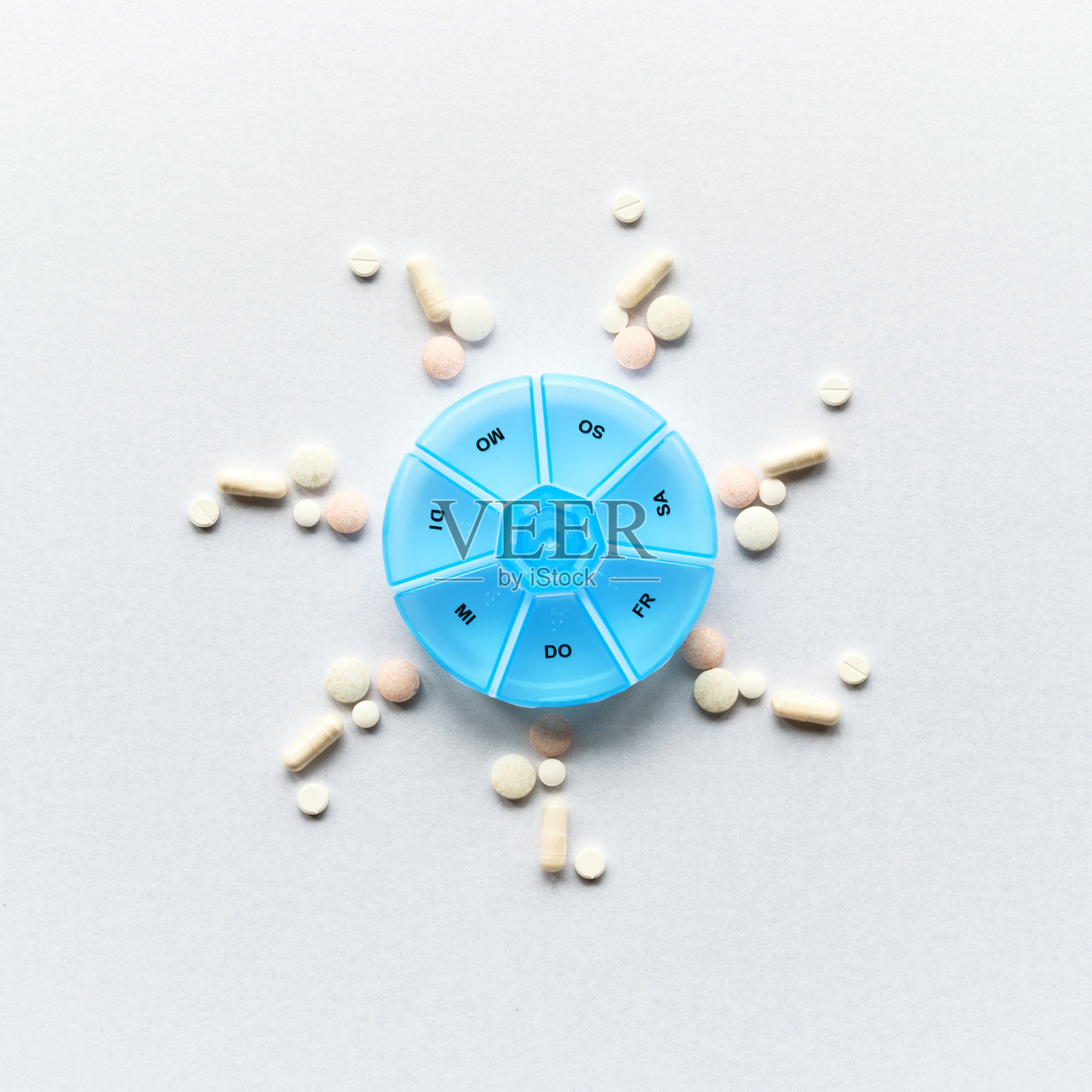 药片，药丸分配器和药片。平铺，俯视图上的白色背景。照片摄影图片