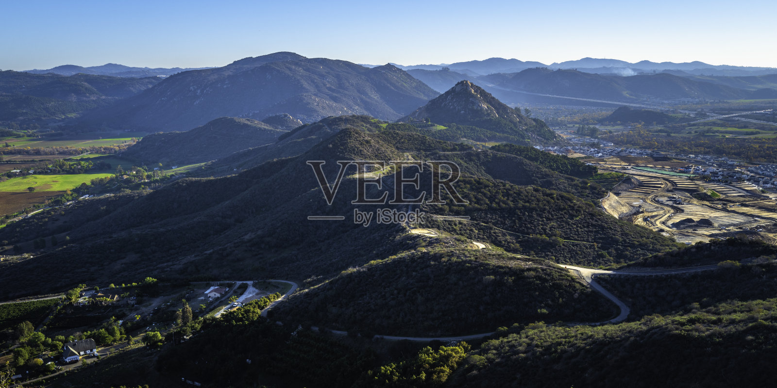 蒙塞拉特山土地保护保护区的徒步小径景观，以及美国加利福尼亚州福布鲁克的布莱克山照片摄影图片