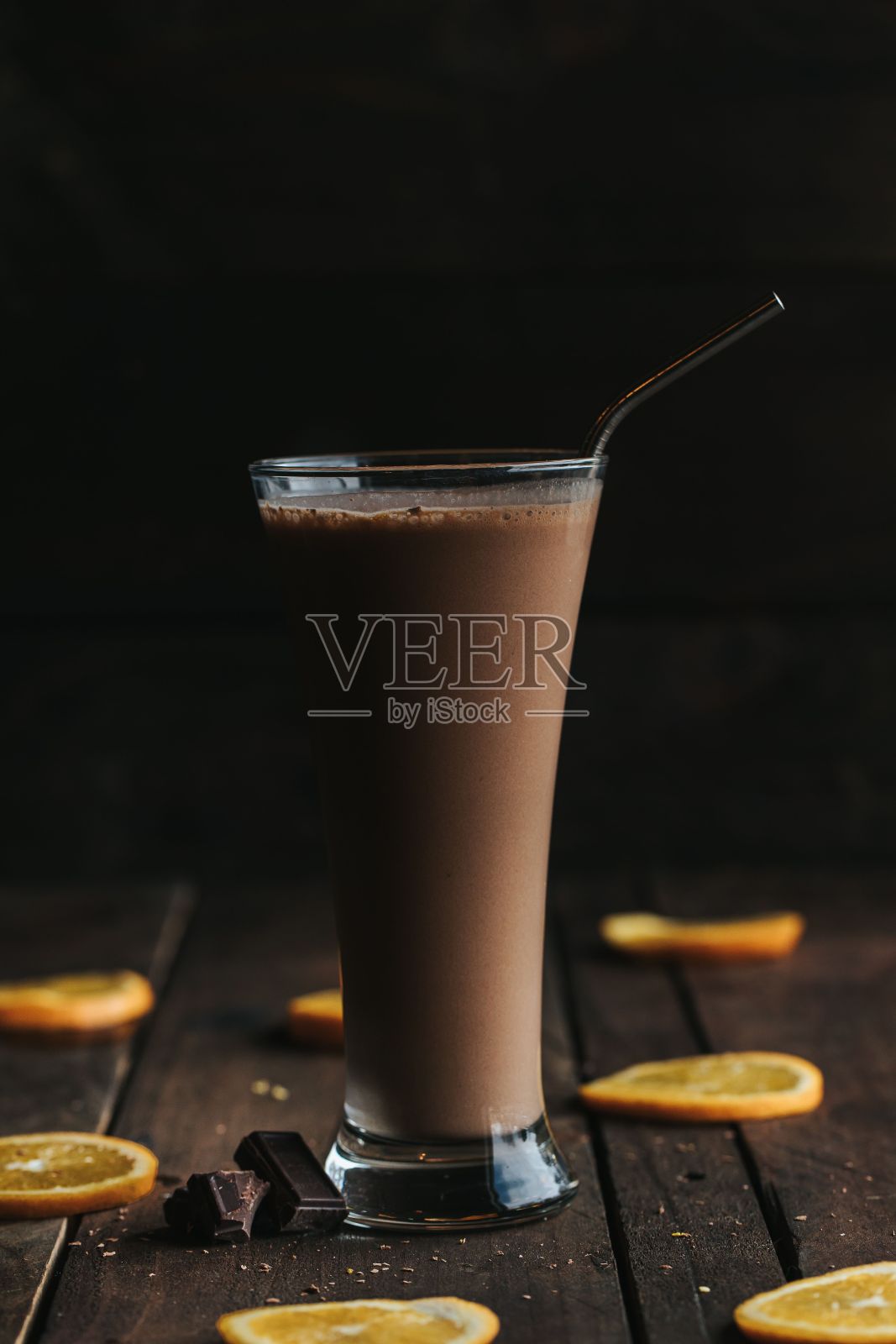 木制背景上的巧克力奶昔的垂直镜头照片摄影图片