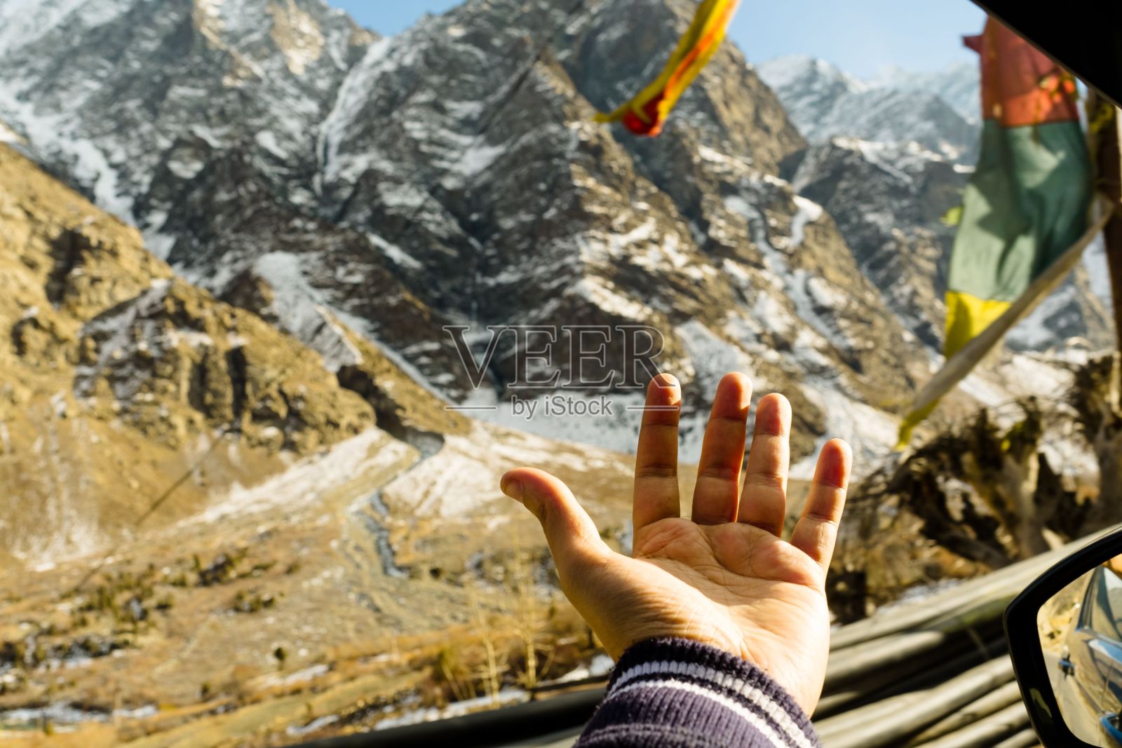 在乡间，司机感觉风从他的手上吹过照片摄影图片