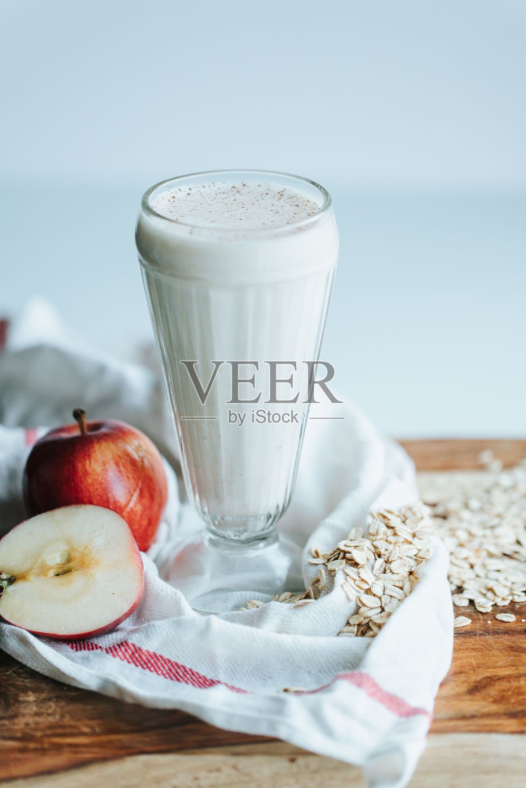 白色背景上的苹果奶昔的垂直镜头照片摄影图片