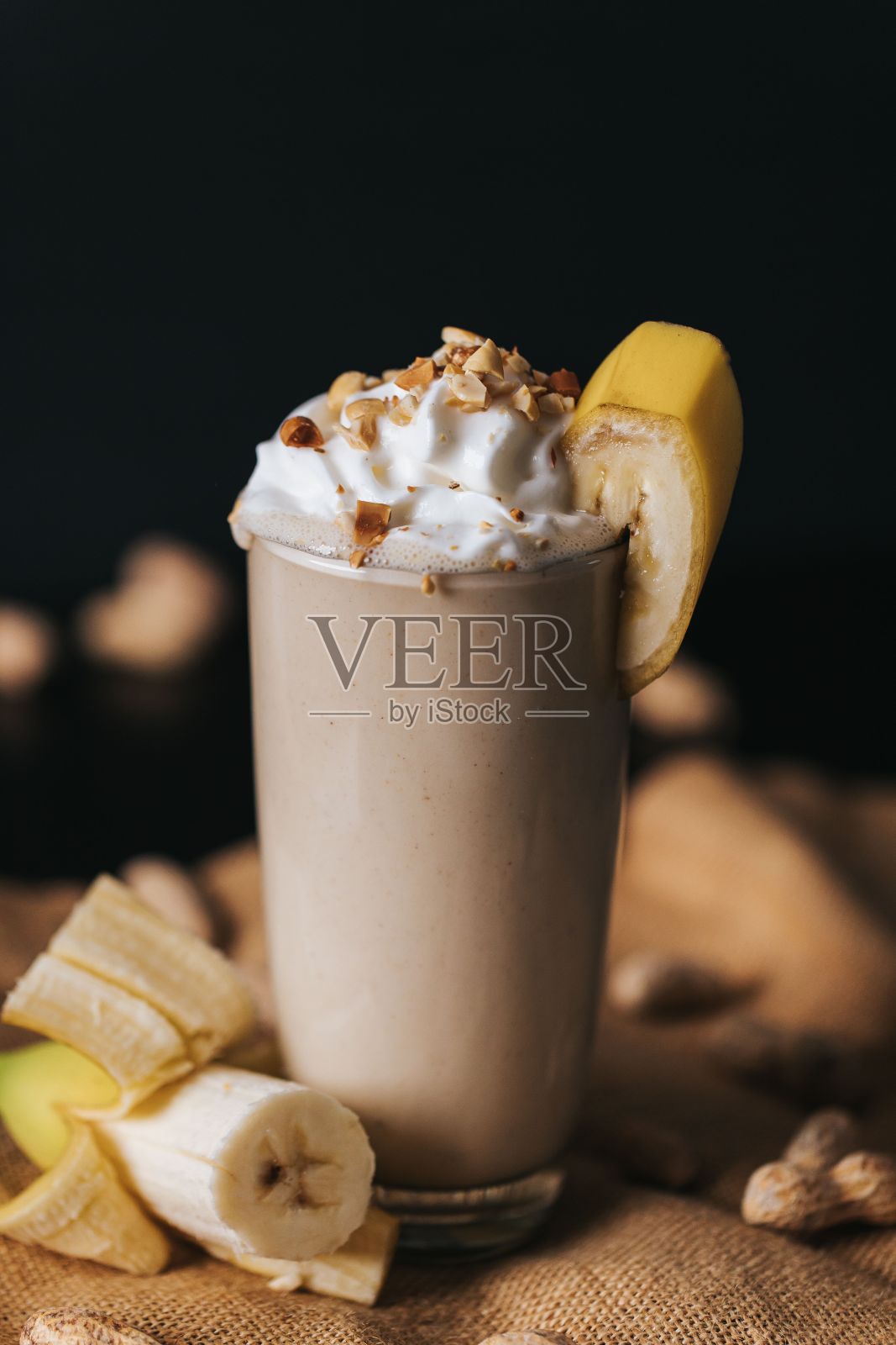 棕色背景上的香蕉奶昔的垂直镜头照片摄影图片