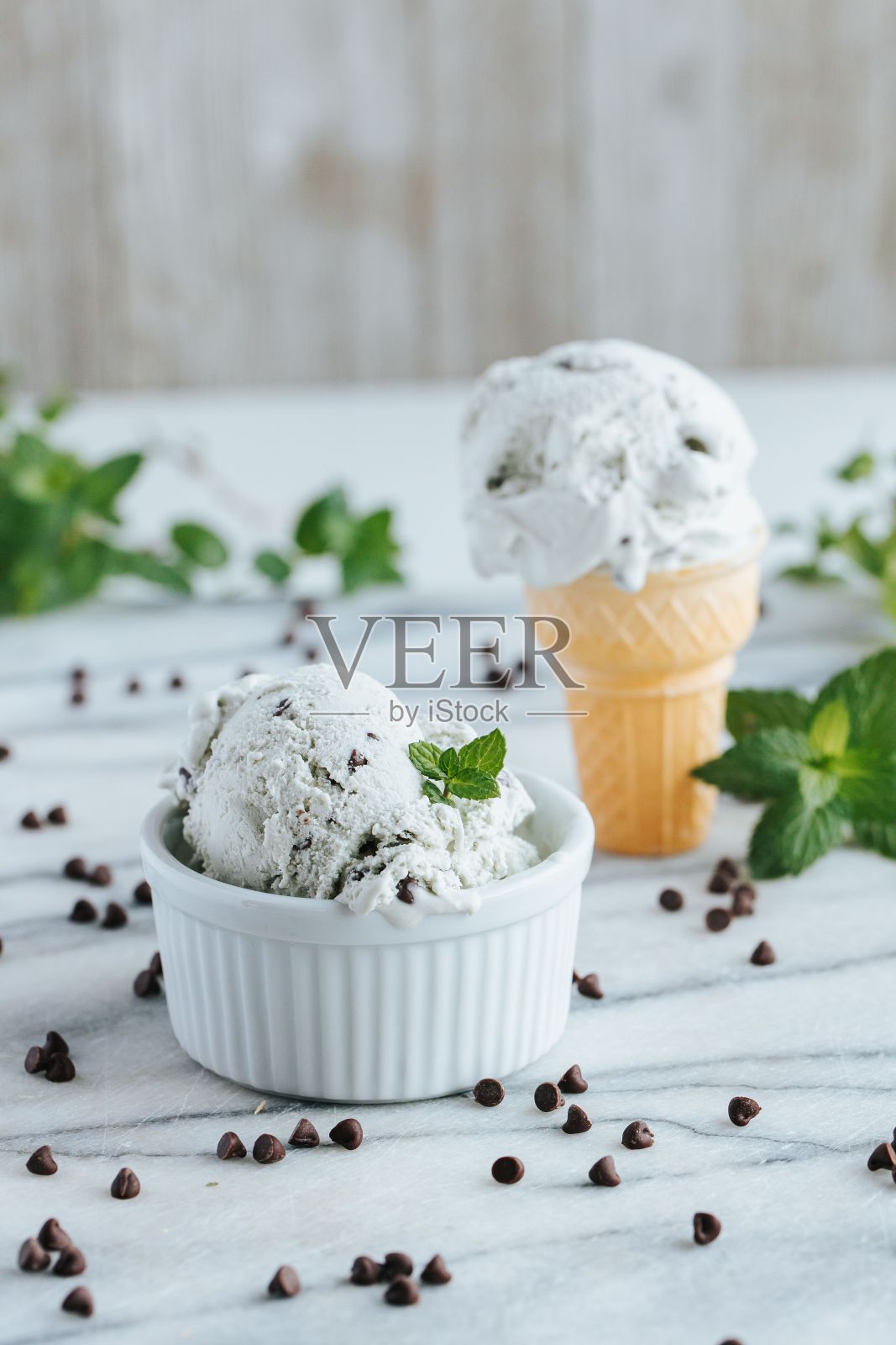垂直拍摄的白色背景上的香草冰淇淋照片摄影图片