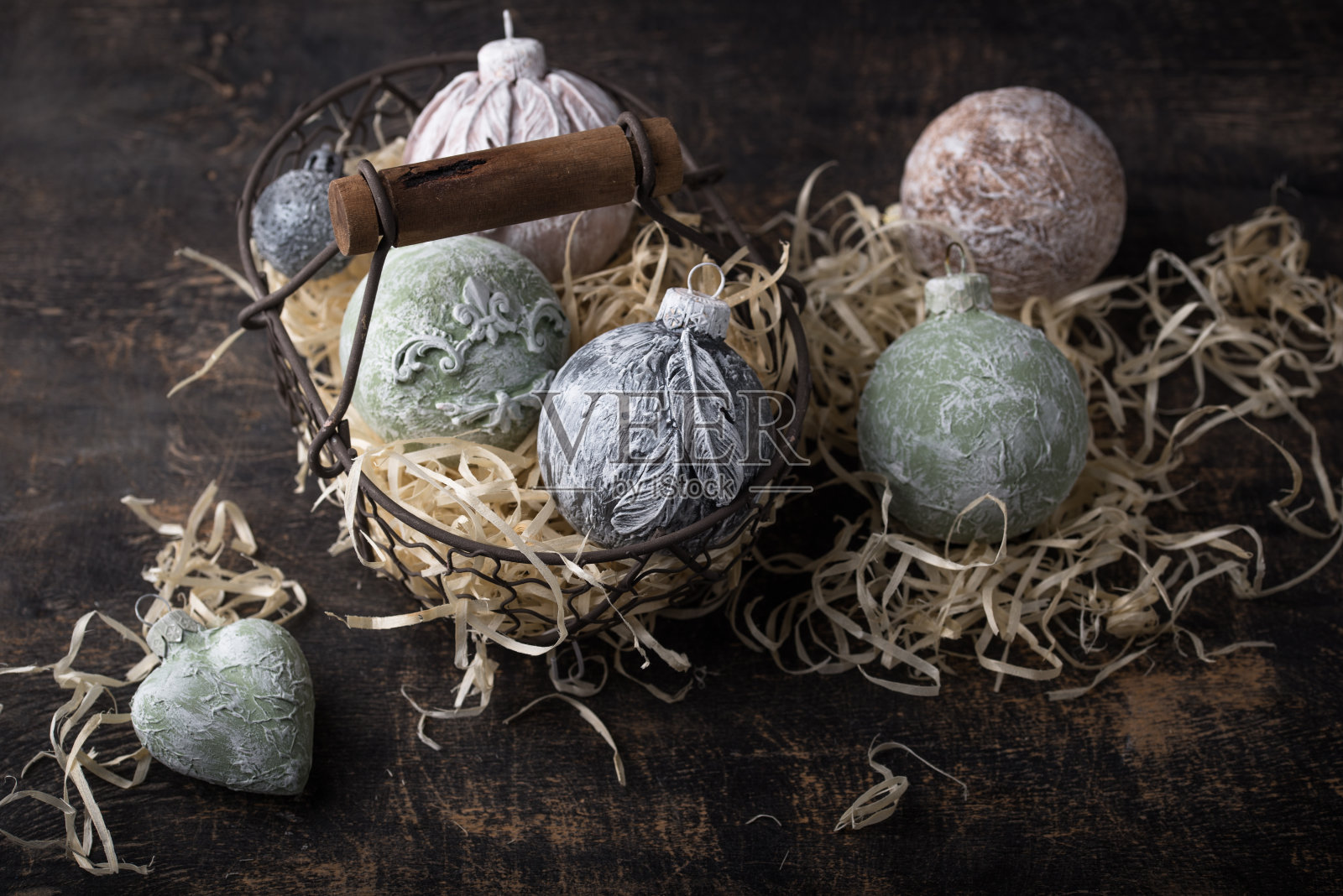 复古手工制作的圣诞树球照片摄影图片