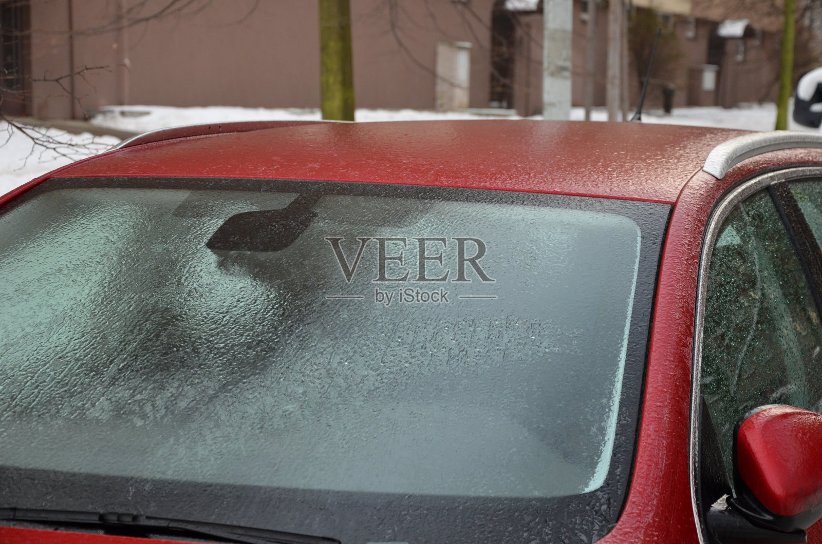 雨水打在结霜的汽车上，导致结冰。汽车和人行道上结冰，人们在走路时受伤。骨折和瘀伤。还有严重的车祸。覆盖形成结冰，运输照片摄影图片
