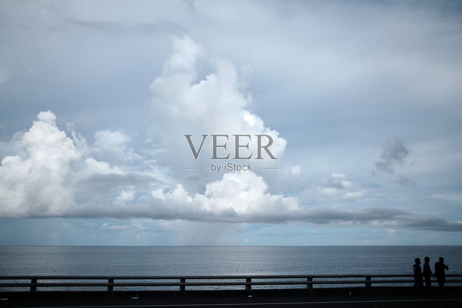 多云天空下的海鸟瞰图照片摄影图片