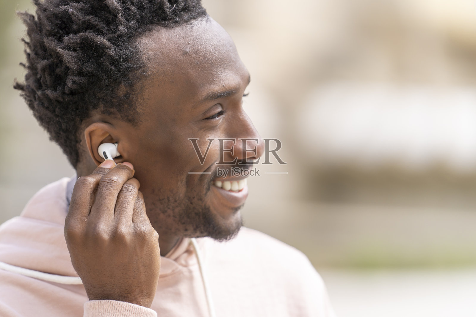 快乐的男人戴着耳机听音乐照片摄影图片