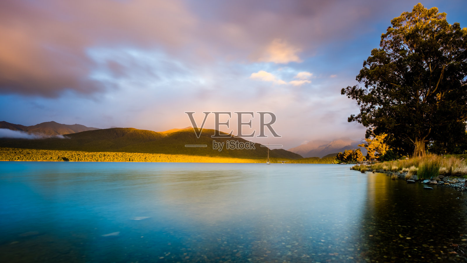 蒂阿瑙湖美丽的日出景观照片摄影图片