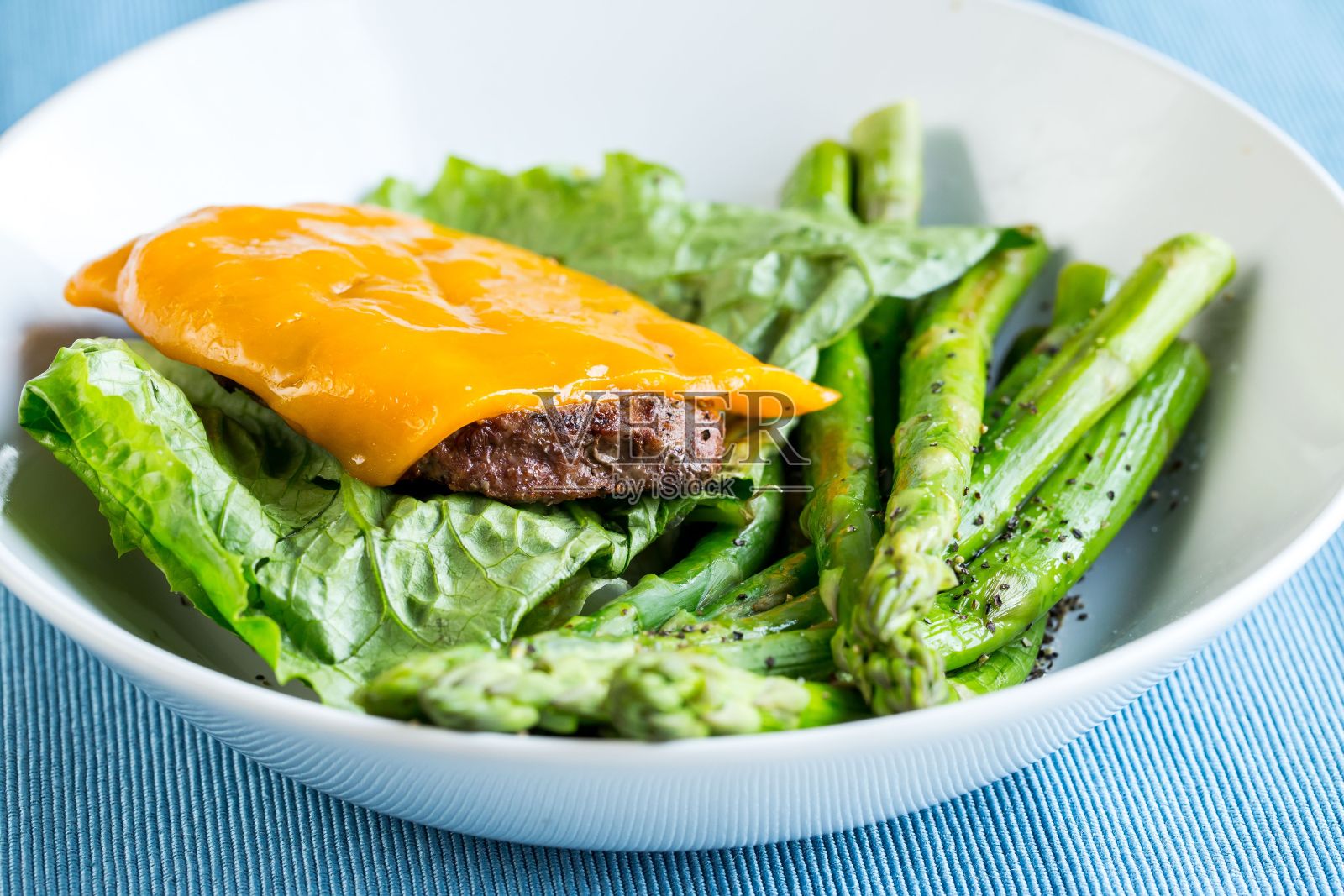 特写汉堡没有面包和芦笋照片摄影图片