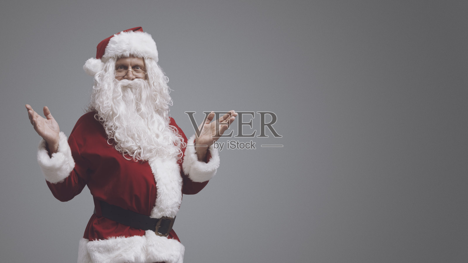 自信快乐的圣诞老人画像照片摄影图片