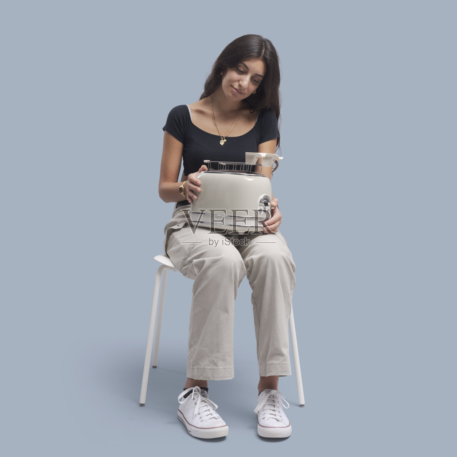 拿着家用电器的妇女照片摄影图片