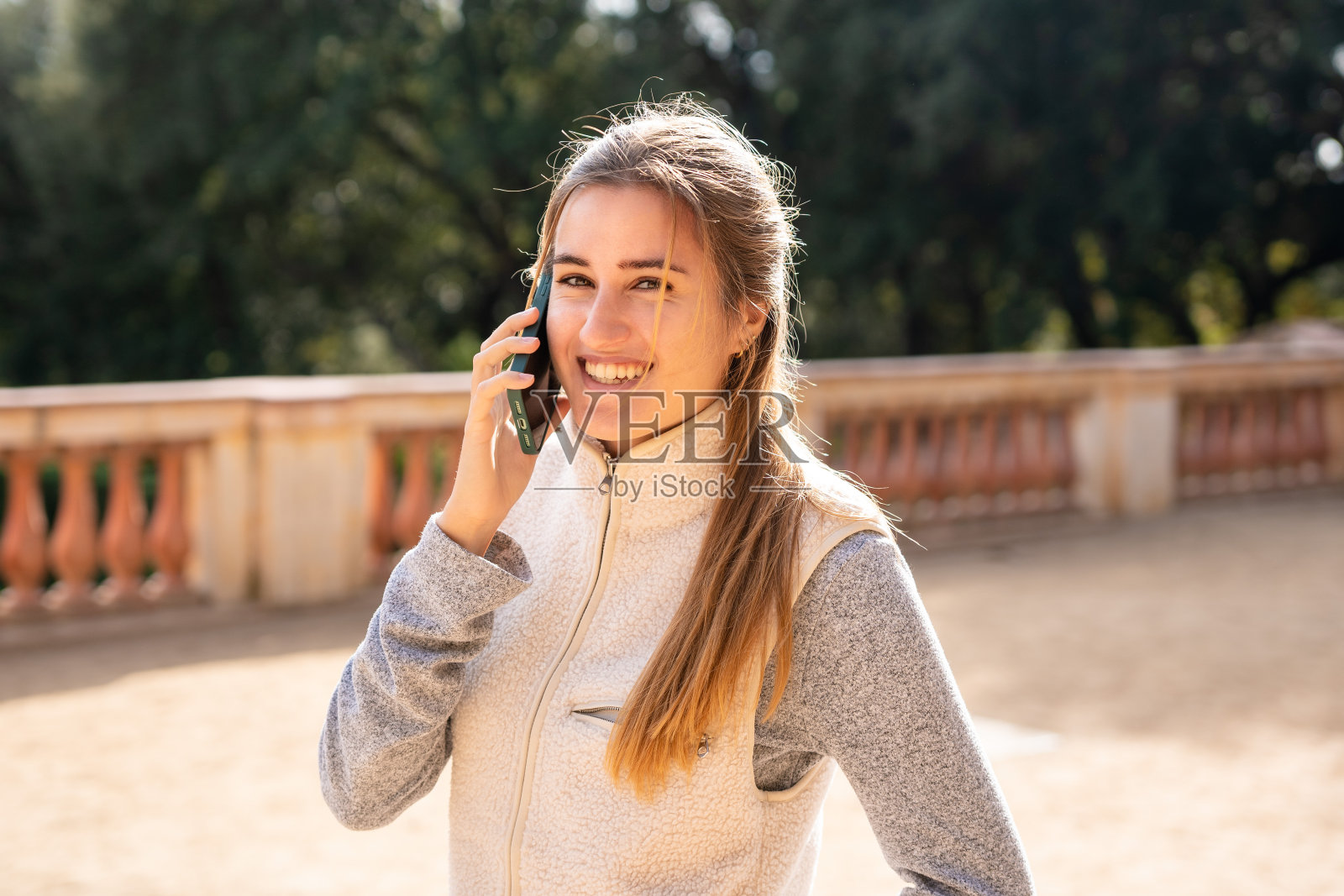 一个年轻女孩在打电话。照片摄影图片