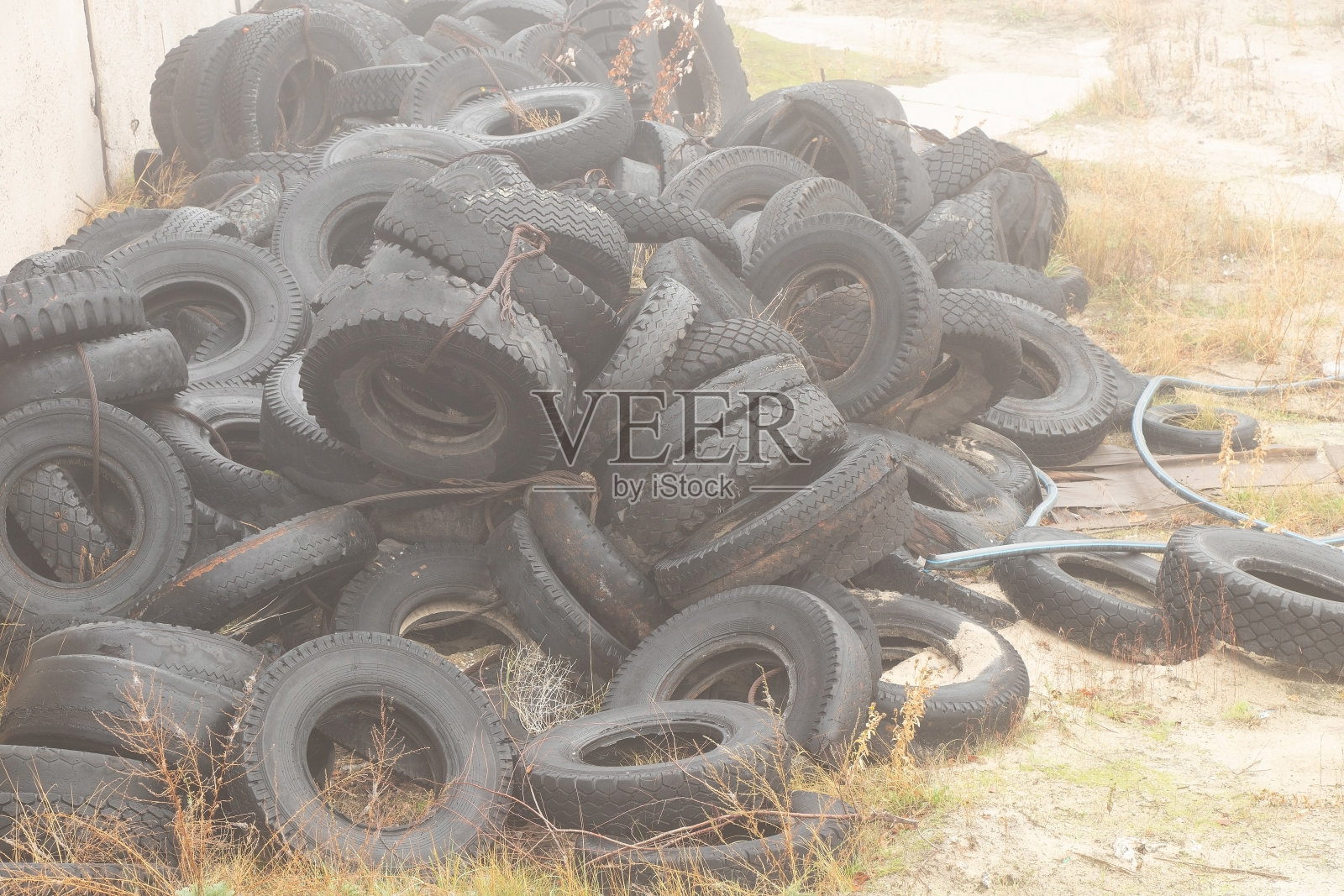 在乌克兰的一个垃圾填埋场里，废旧轮胎躺在地上，这是该行业的一个环境问题照片摄影图片