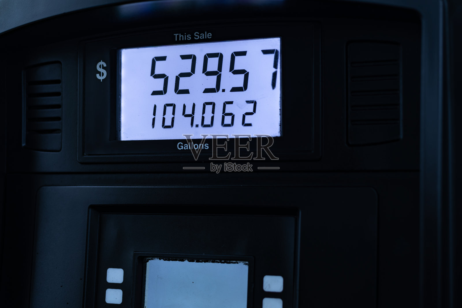 柴油燃油泵。加油站。贵气。卡车站。照片摄影图片