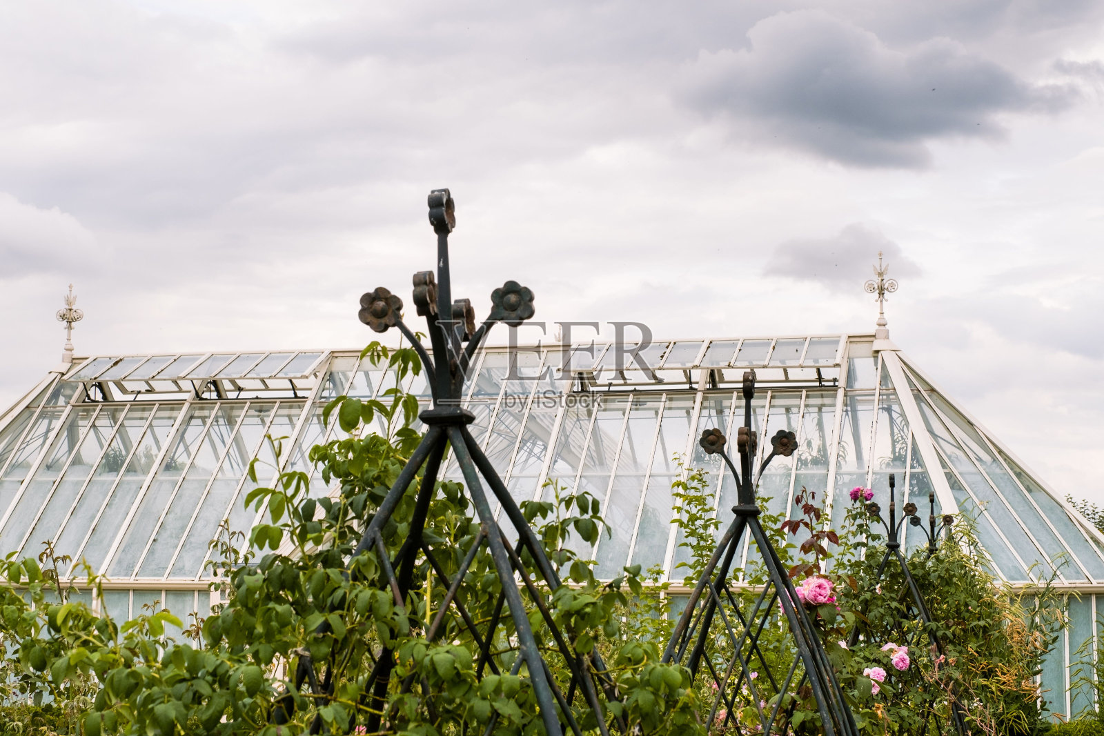 近距离拍摄的花园格子与优雅的维多利亚温室在Eythrope花园照片摄影图片