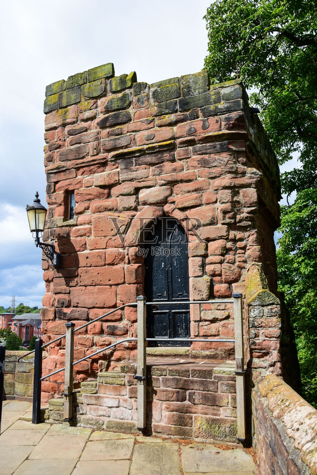 美丽的景色在切斯特的城墙上，英格兰与苔藓的墙壁照片摄影图片