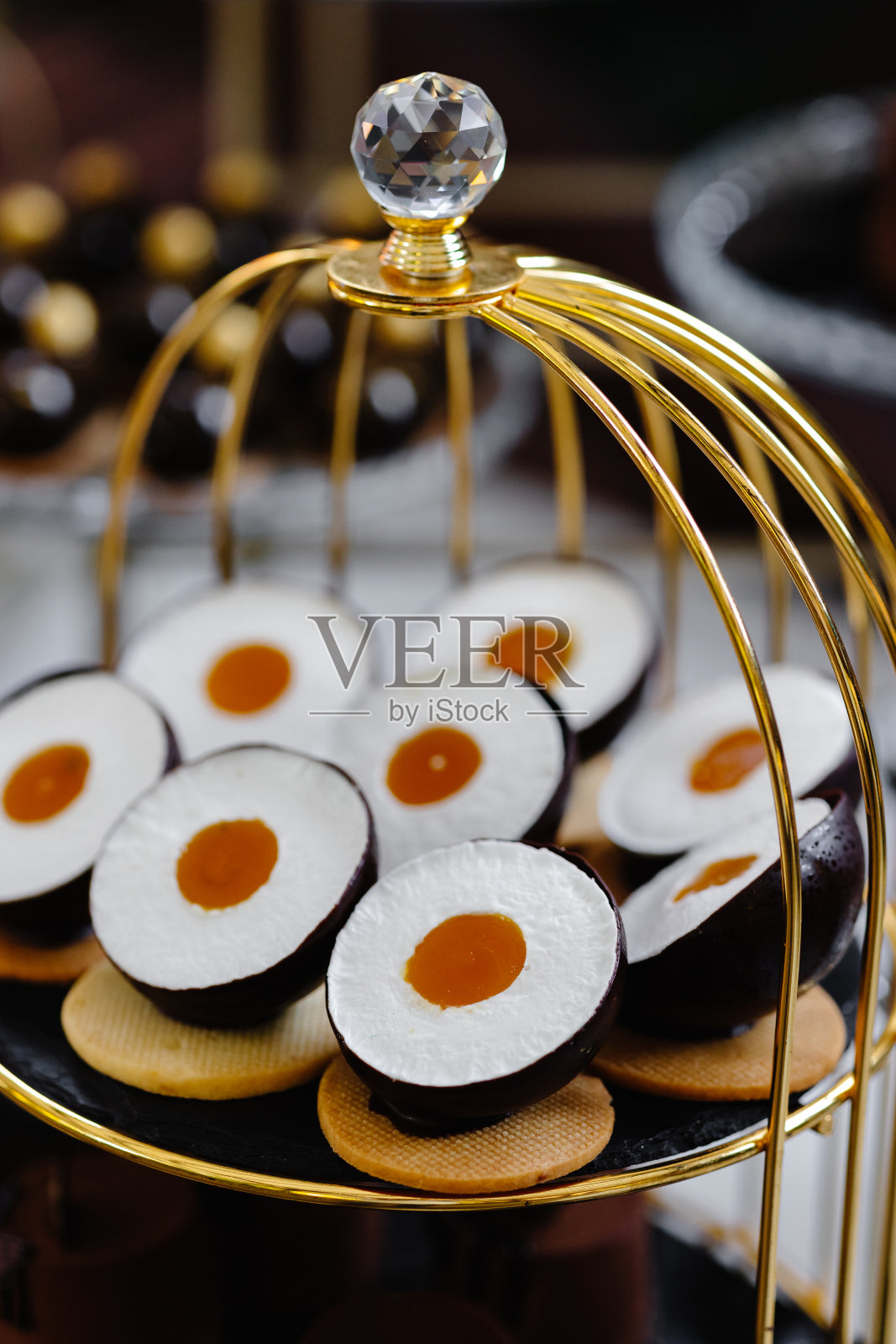 糖果棒中间立着许多蛋糕。甜蜜的表。餐桌。节日美食和甜蜜的节日餐桌。照片摄影图片