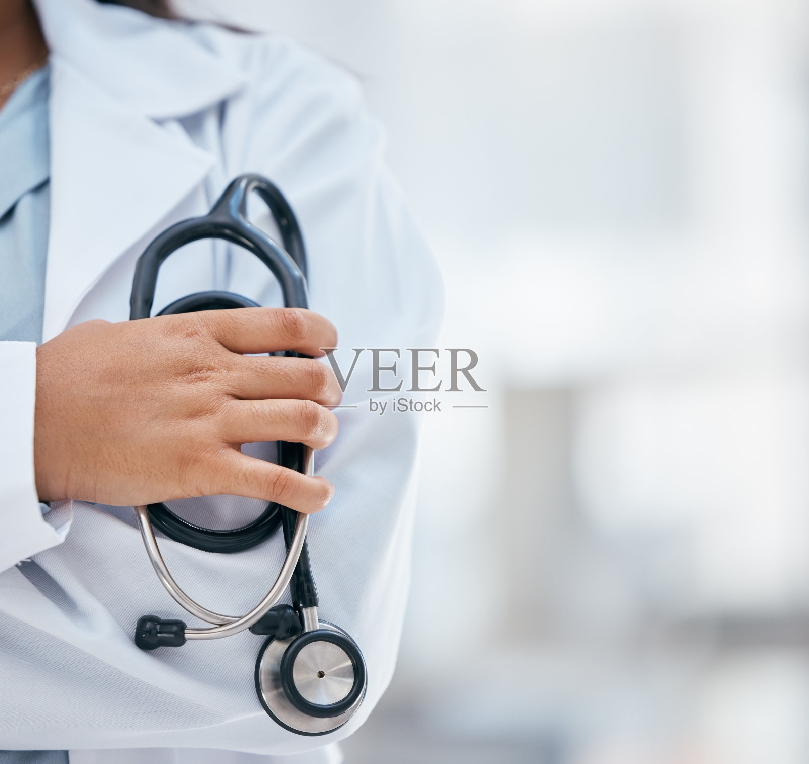 放大医生，医疗保健或听诊器在手心脏病学，医疗领导或健康保健在医院。医学，保险或女护士的帮助，支持或心脏外科医生在诊所照片摄影图片