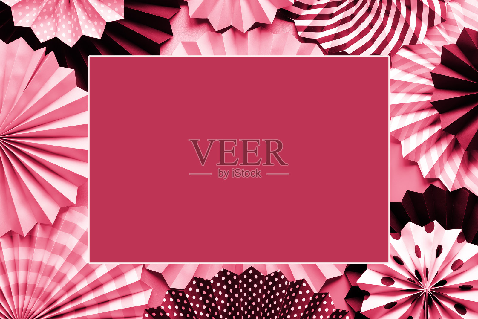 充满活力的背景与黑色，粉红色和白色折叠纸扇在两种色调的背景。照片摄影图片