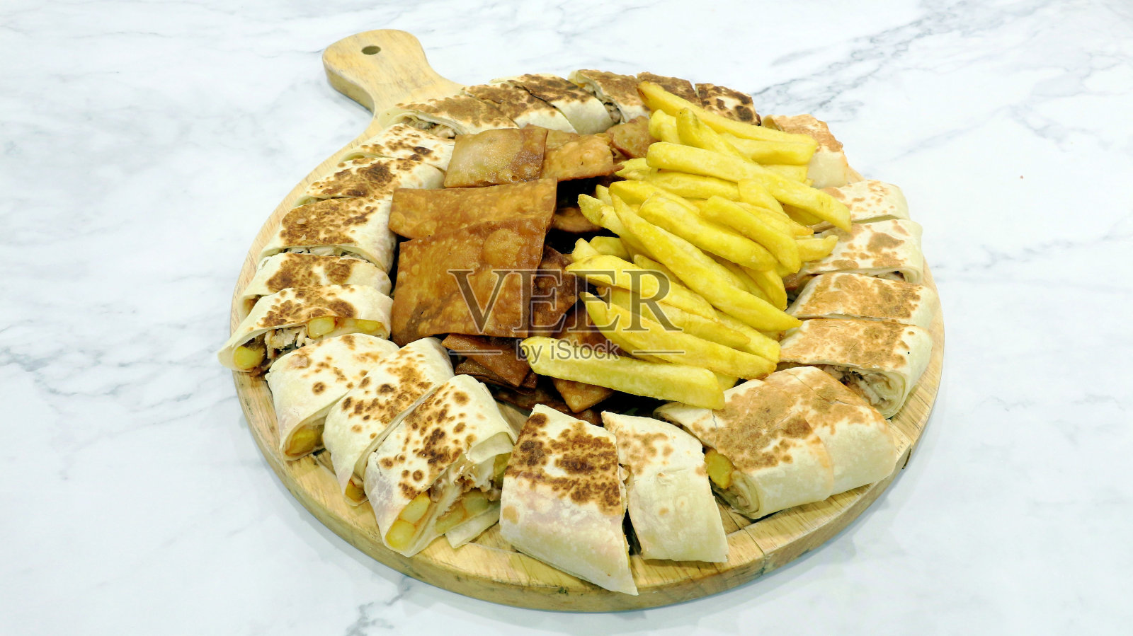 特写的美味阿拉伯沙瓦玛饭与薯条照片摄影图片