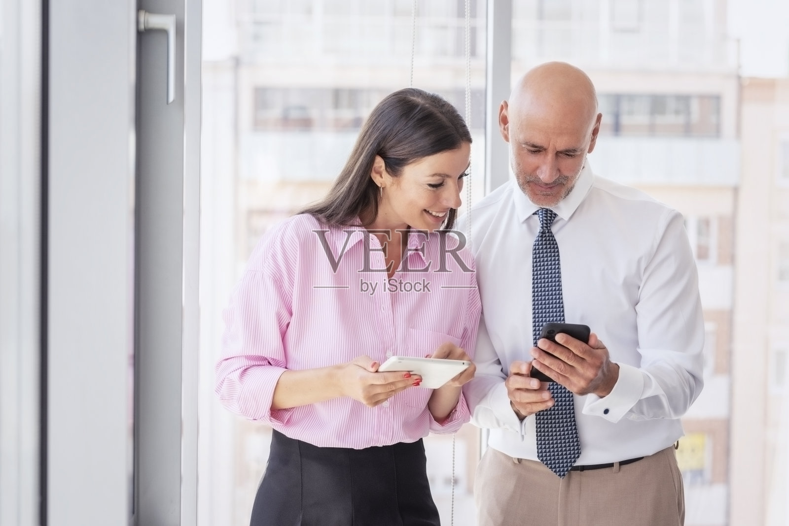 一群商务人士站在办公室一起工作照片摄影图片