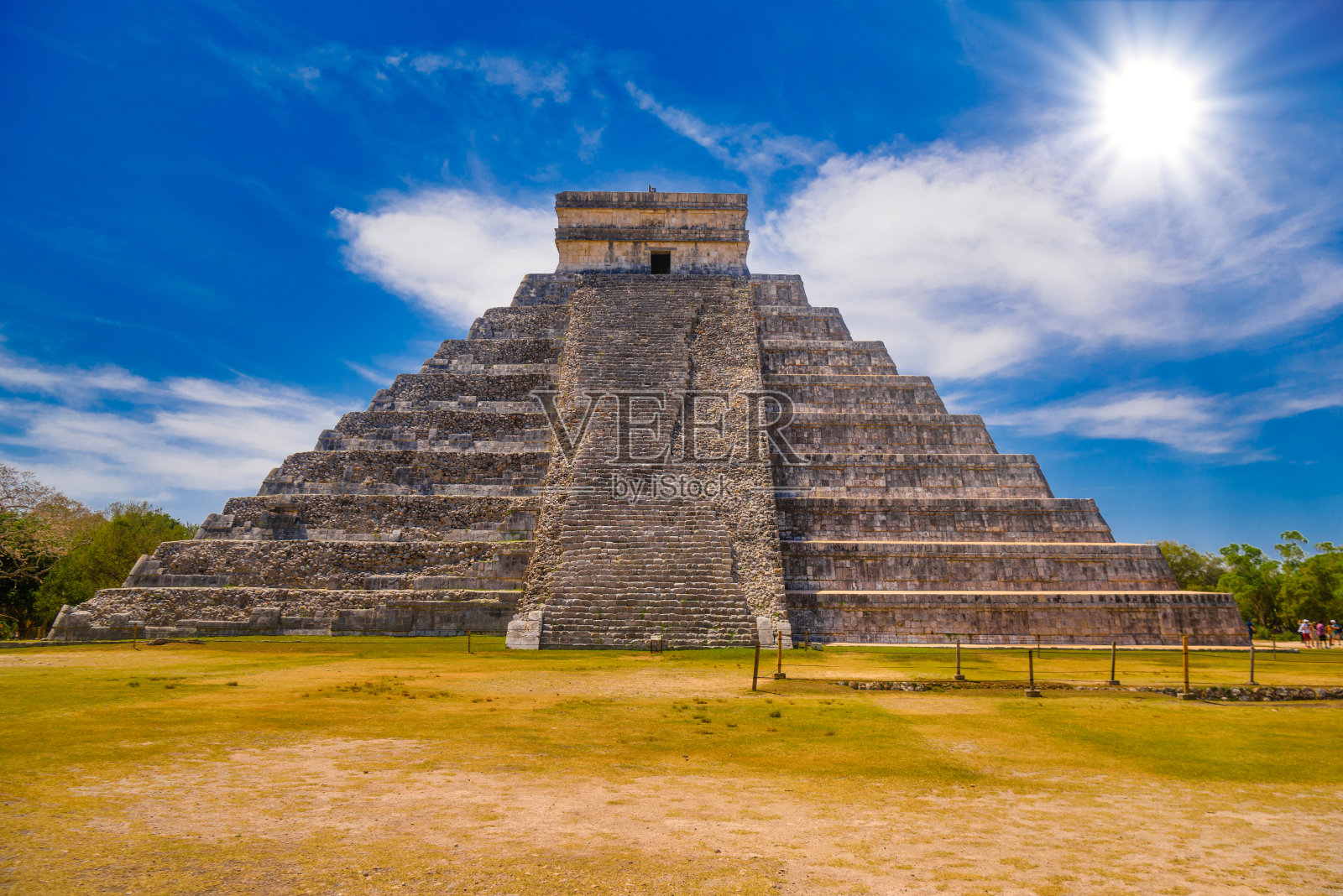 墨西哥尤卡坦半岛奇琴伊察的库库尔坎埃尔卡斯蒂略神庙金字塔，玛雅文明照片摄影图片