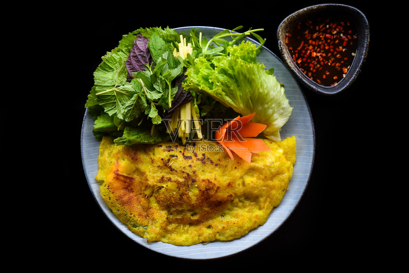 越南煎饼与海鲜在黑色背景顶部视图照片摄影图片
