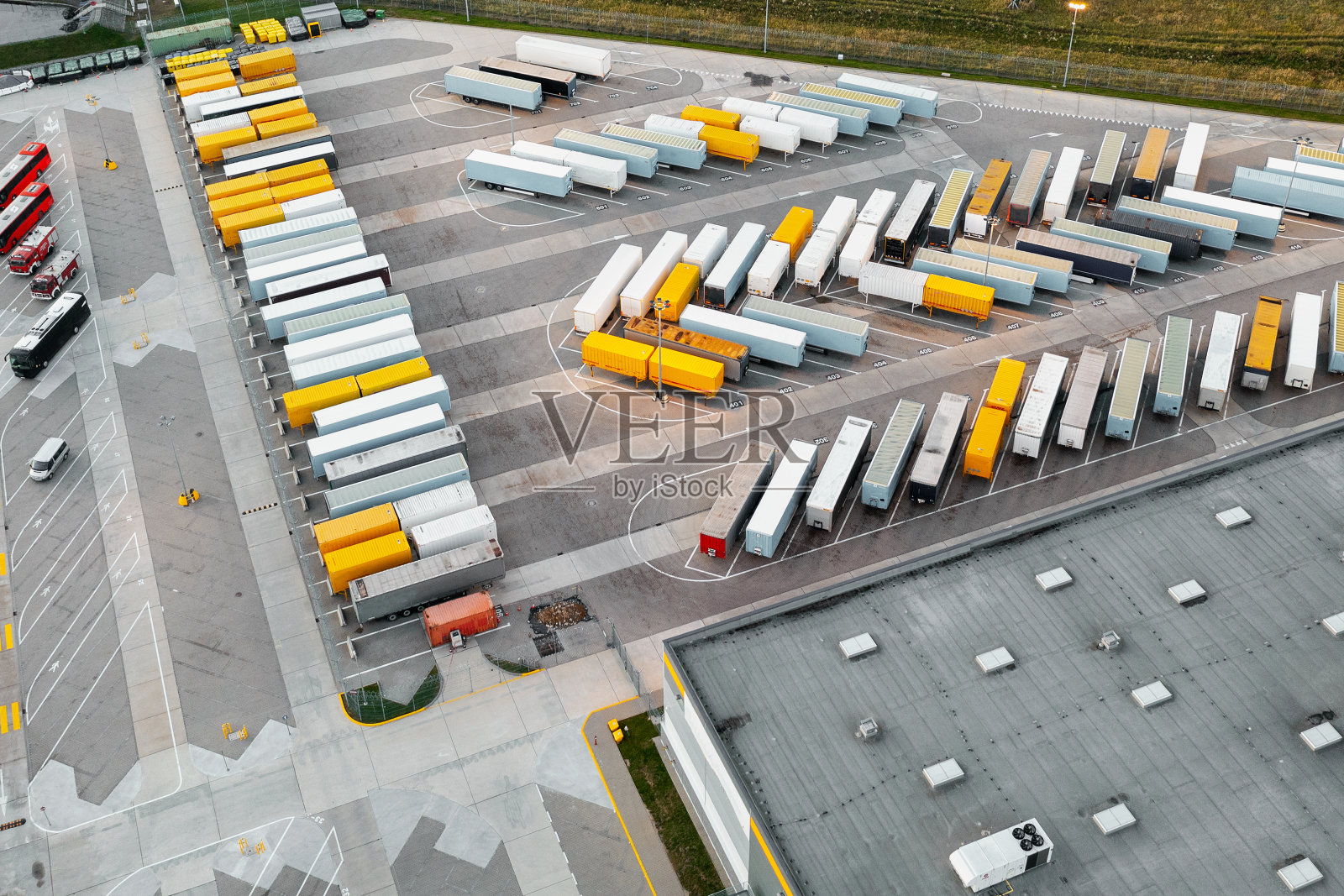 一家大型运输公司物流中心装车的鸟瞰图照片摄影图片