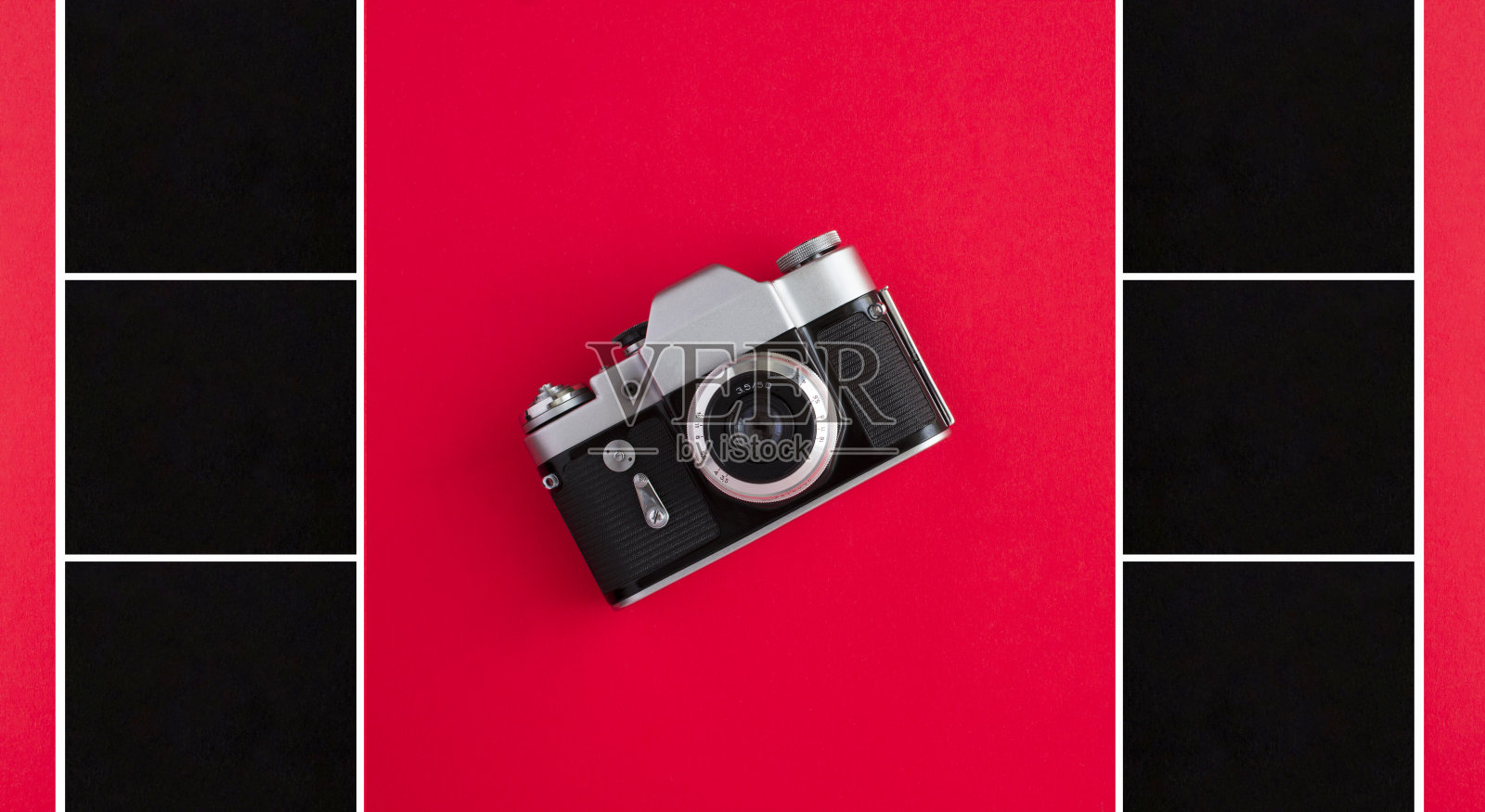 旧相机和黑色方块的照片或文字在红色背景。前视图。副本的空间。照片摄影图片