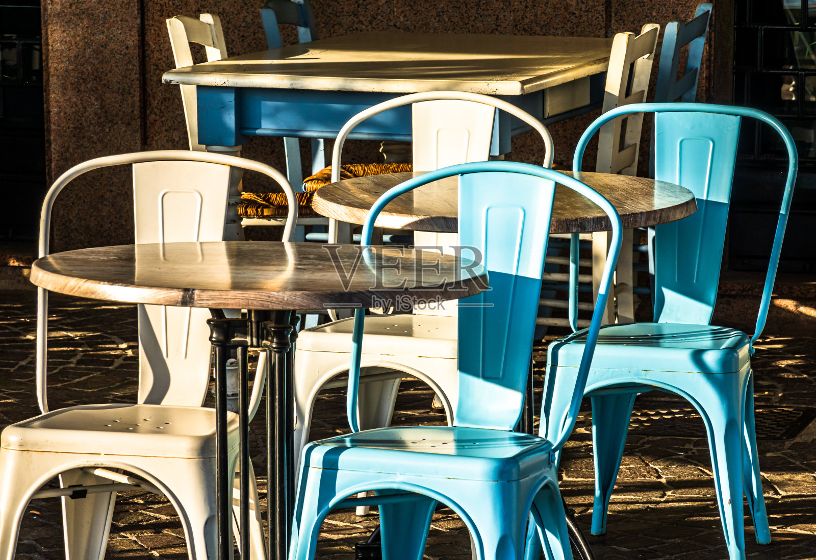 路边咖啡馆的椅子照片摄影图片